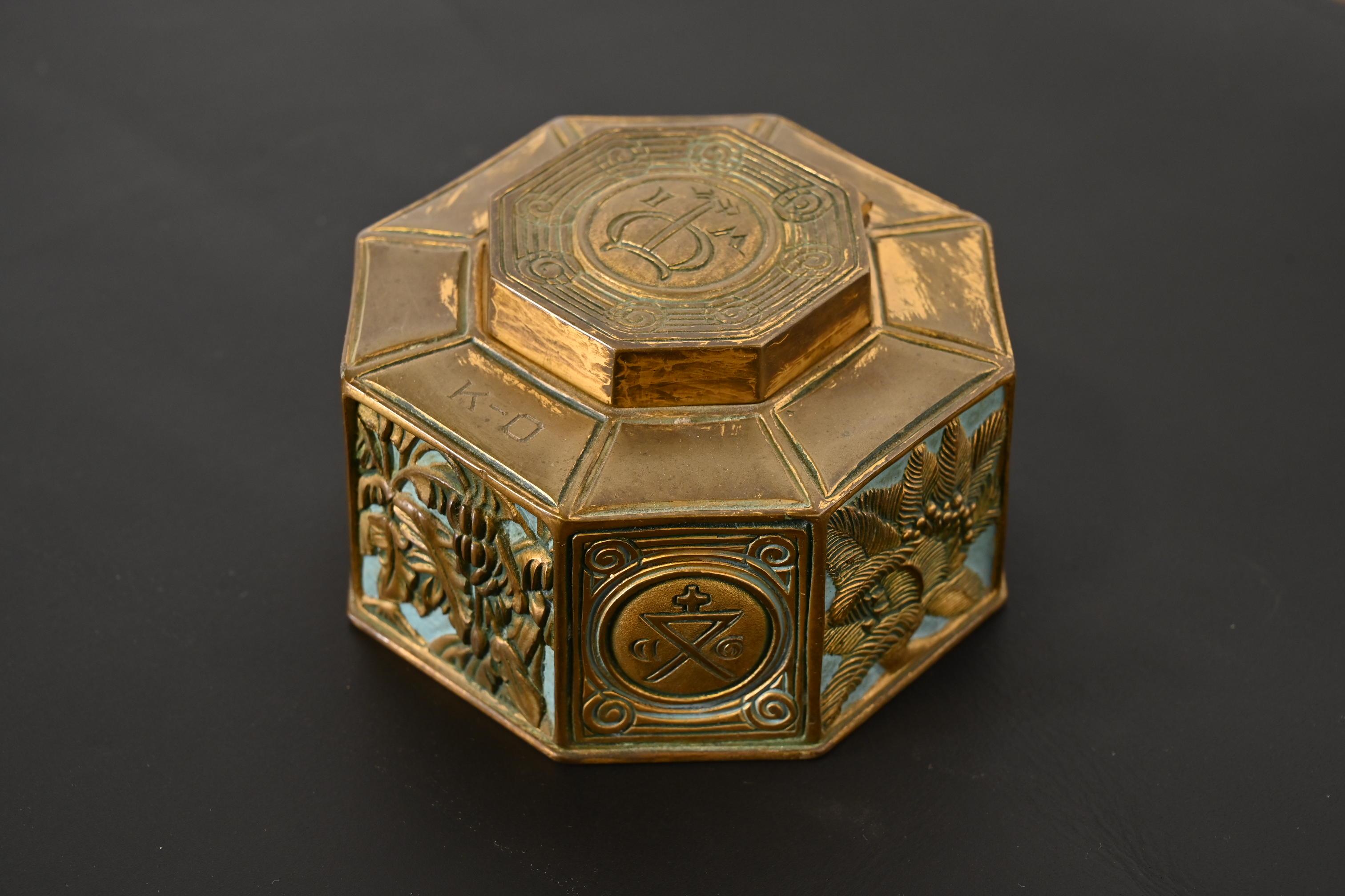 Americano Calamaio in bronzo con motivo a segnalibro Tiffany Studios New York in vendita