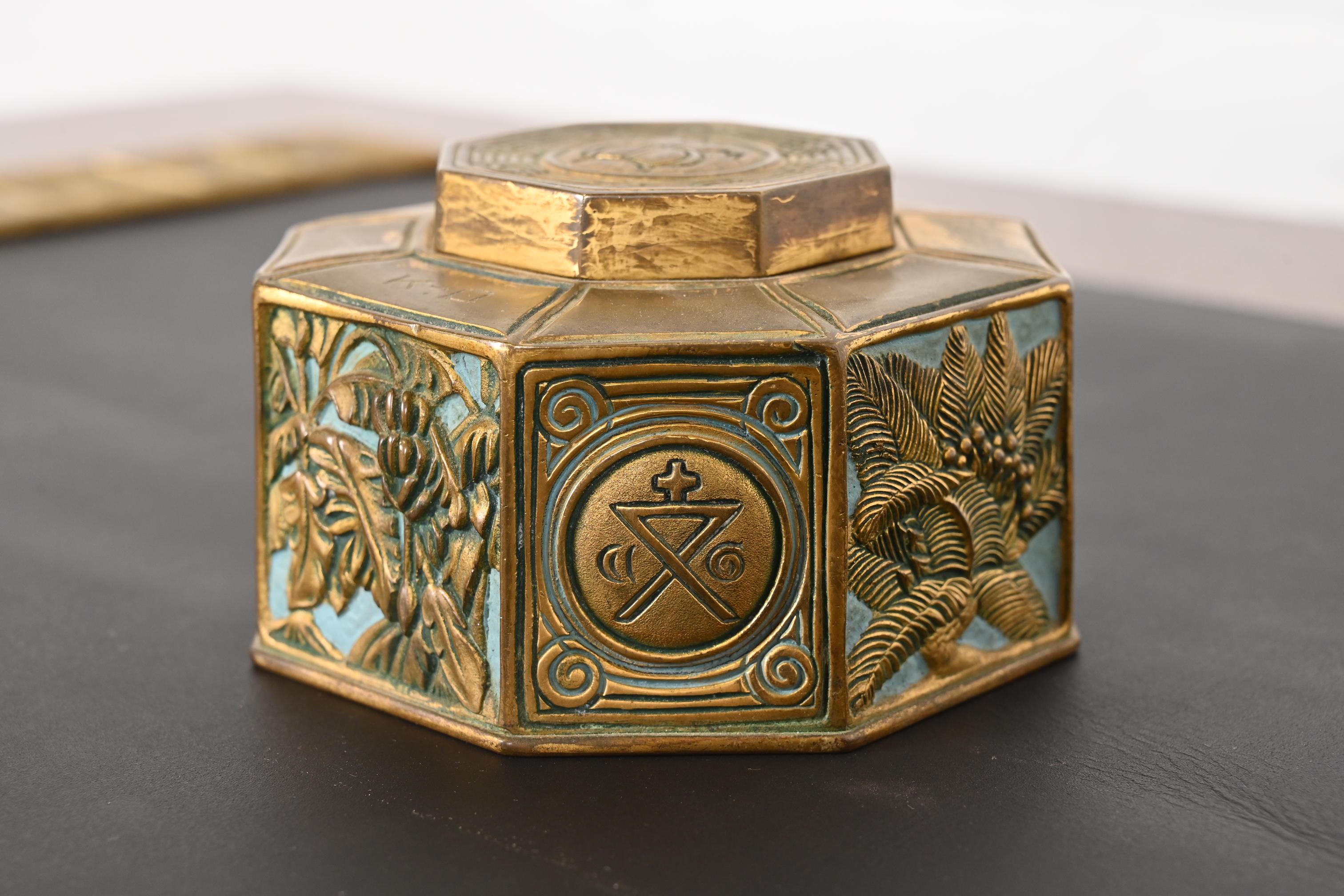 Calamaio in bronzo con motivo a segnalibro Tiffany Studios New York In condizioni buone in vendita a South Bend, IN
