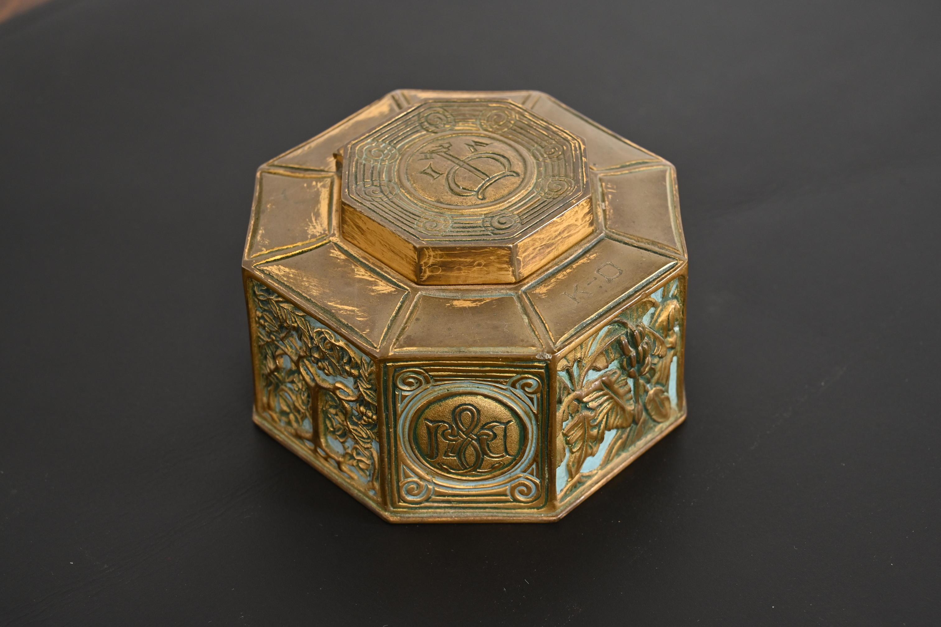XX secolo Calamaio in bronzo con motivo a segnalibro Tiffany Studios New York in vendita