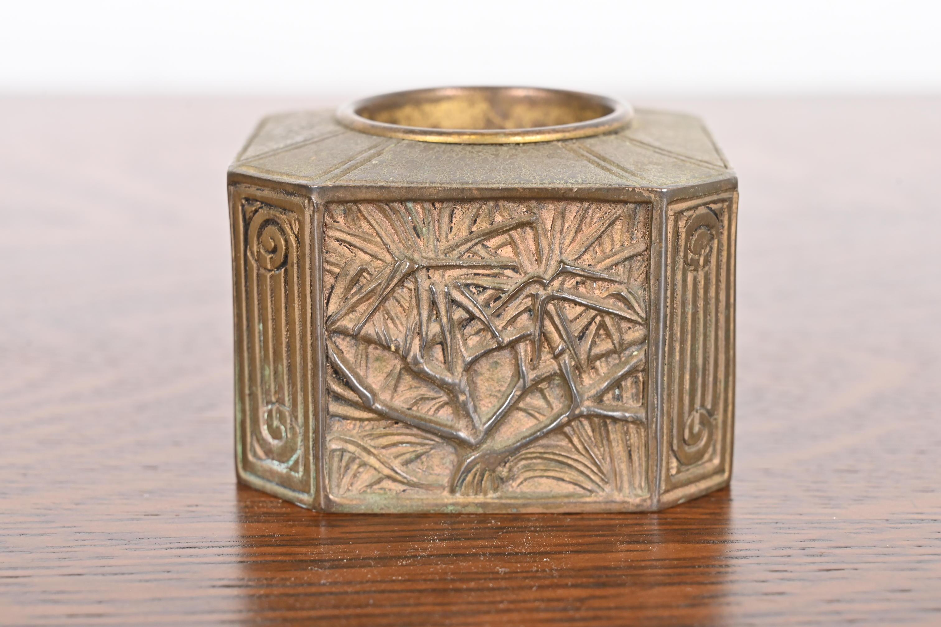 Tiffany Studios New York Pin-Bürstenhalter aus Bronze mit Bookmark-Muster im Angebot 4