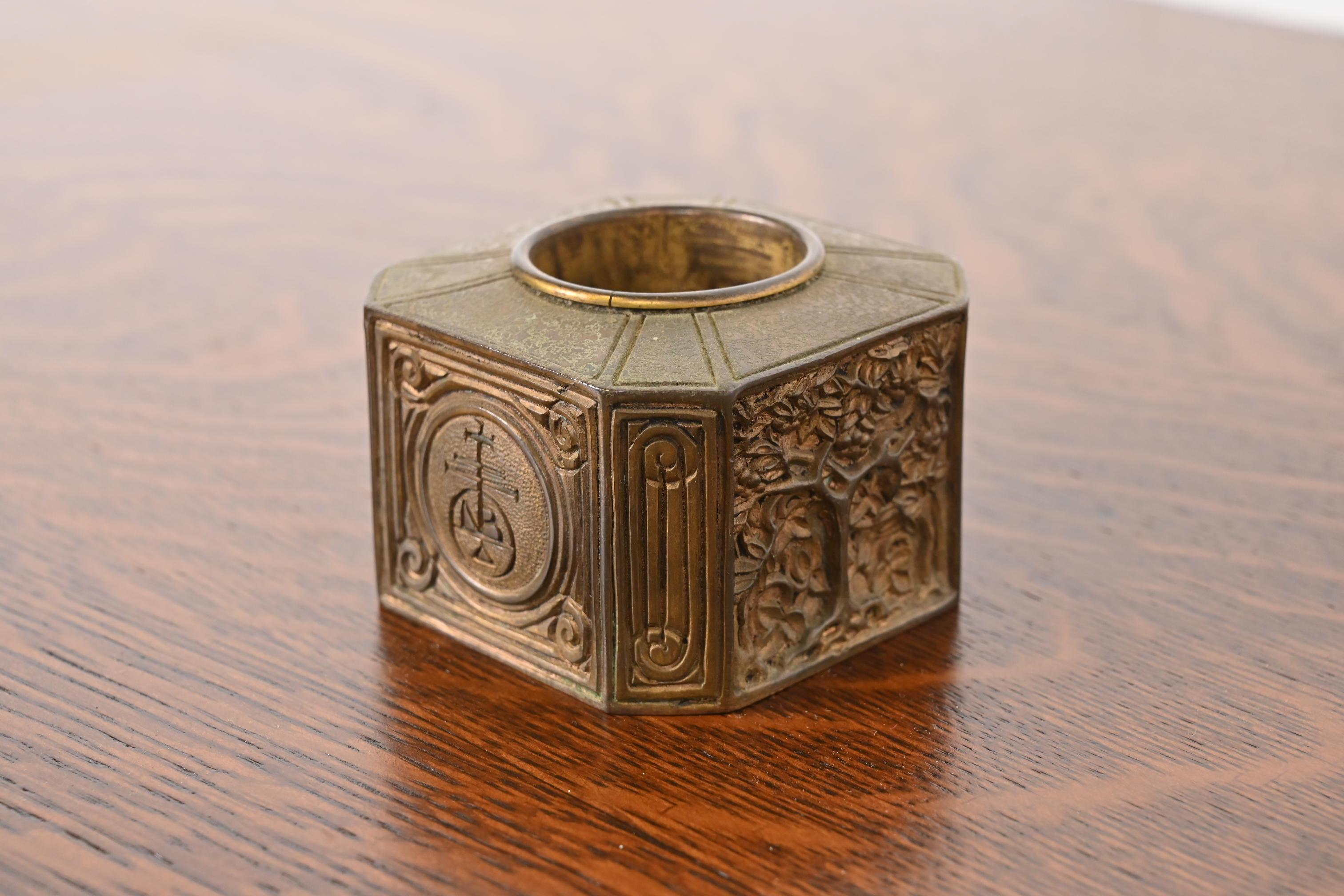Tiffany Studios New York Pin-Bürstenhalter aus Bronze mit Bookmark-Muster (amerikanisch) im Angebot