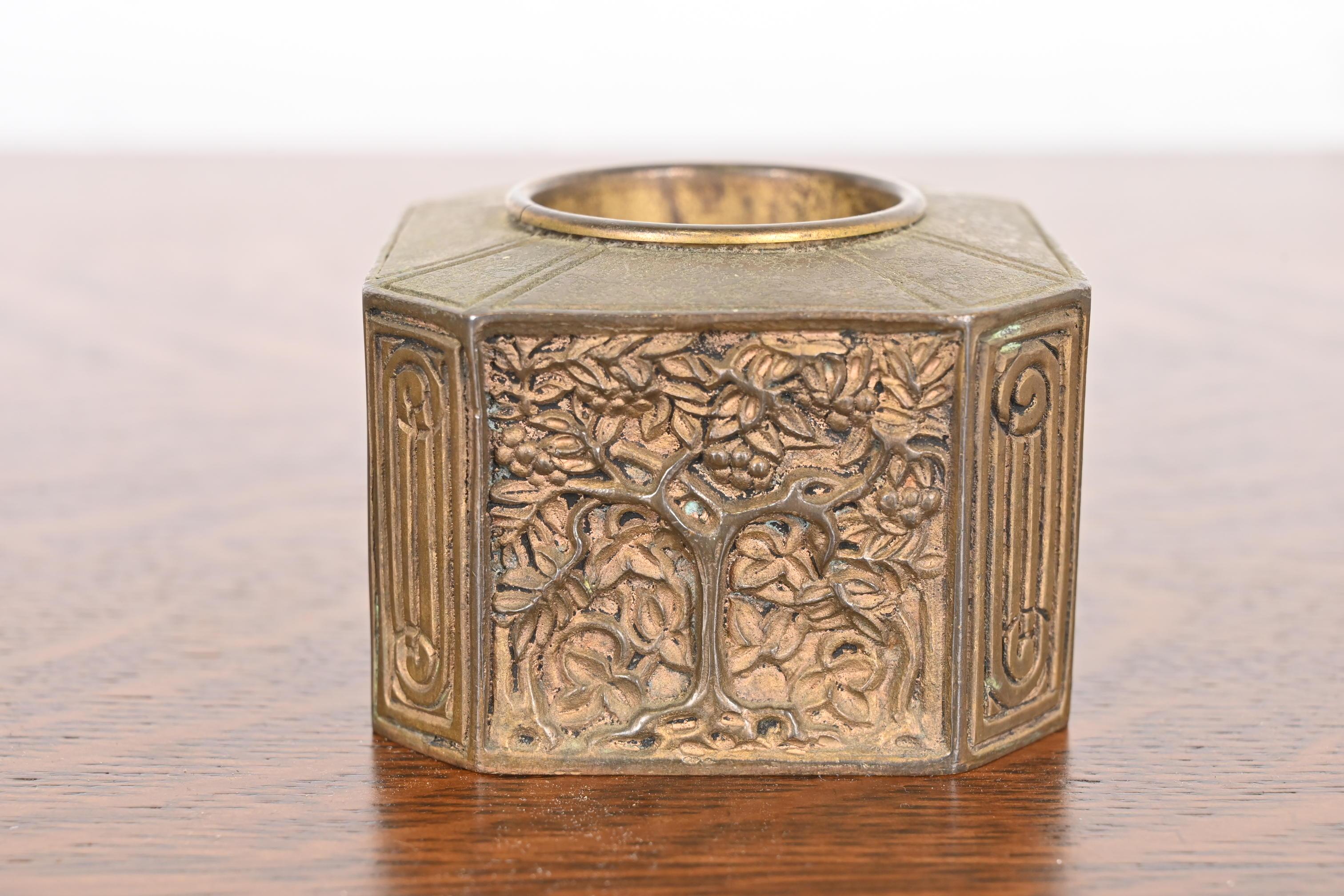 Tiffany Studios New York Pin-Bürstenhalter aus Bronze mit Bookmark-Muster im Angebot 2