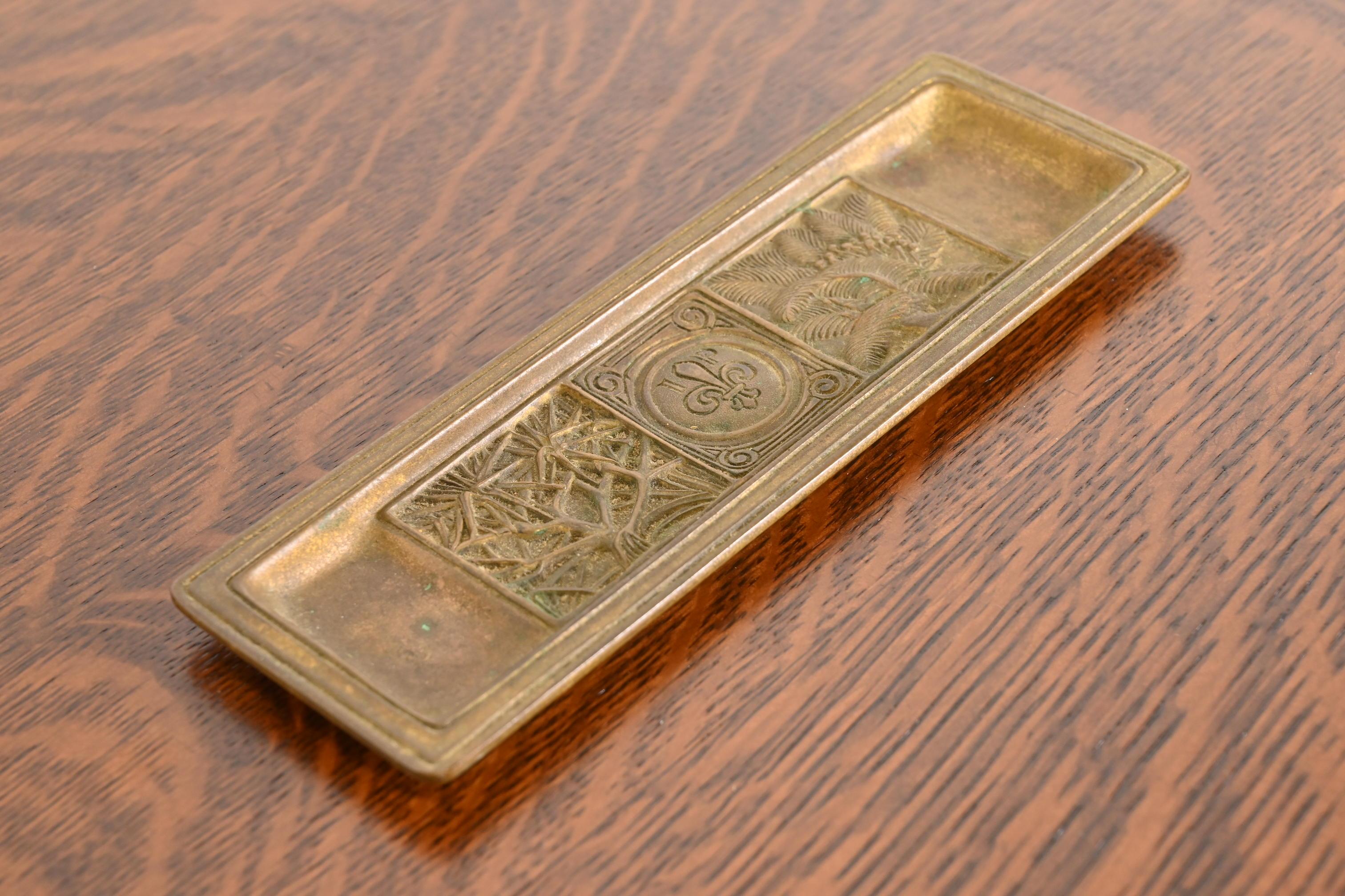 Tiffany Studios New York Lesezeichen Muster Bronze Stift Tablett (20. Jahrhundert) im Angebot