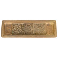 Vassoio per penne in bronzo con motivo a segnalibro di Tiffany Studios New York
