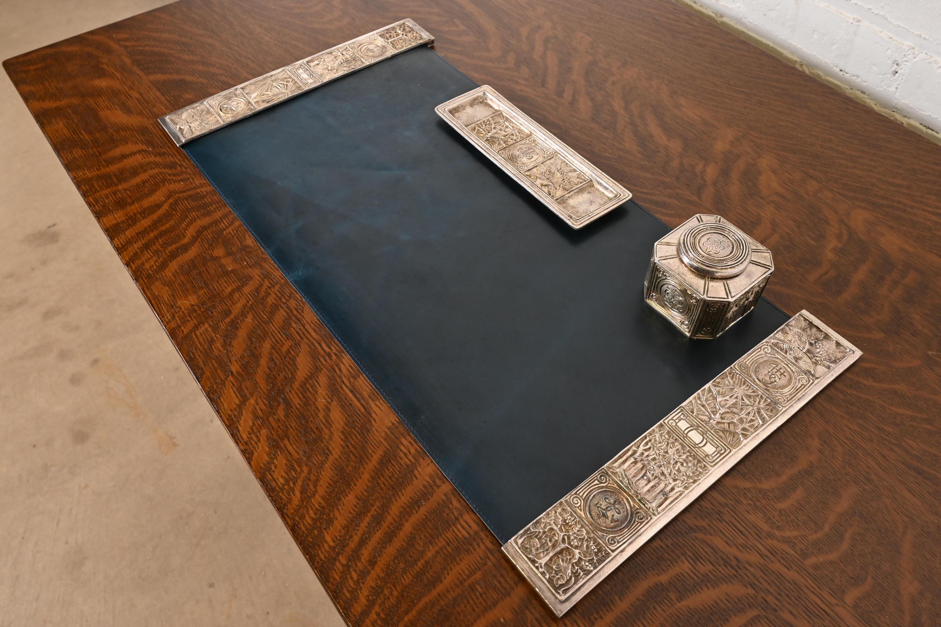Un eccezionale set da scrivania in bronzo dorato e argento del periodo Art & Crafts o Art Deco 