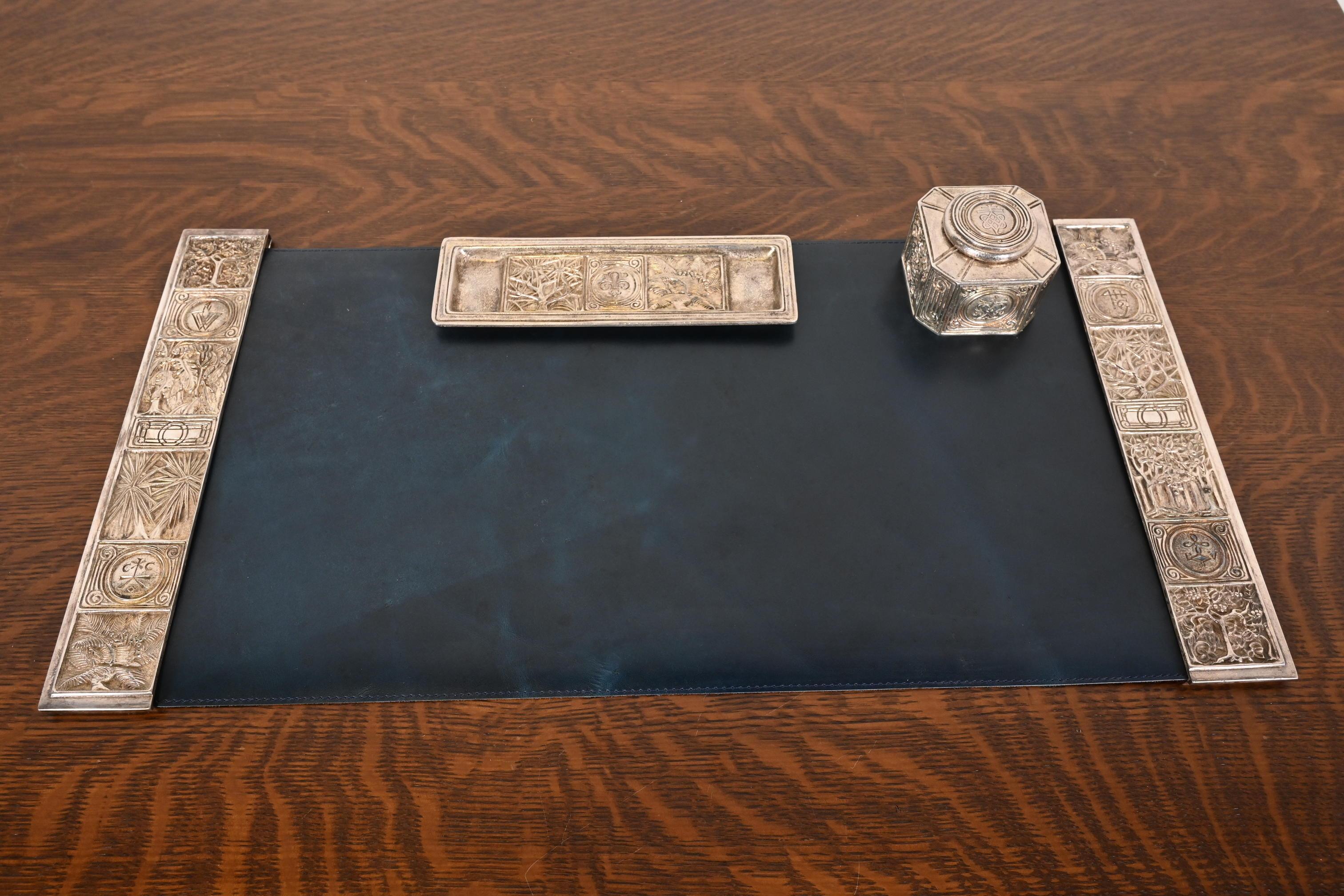 XX secolo Tiffany Studios New York modello segnalibro in bronzo dorato e argento Set da scrivania 3 pezzi in vendita