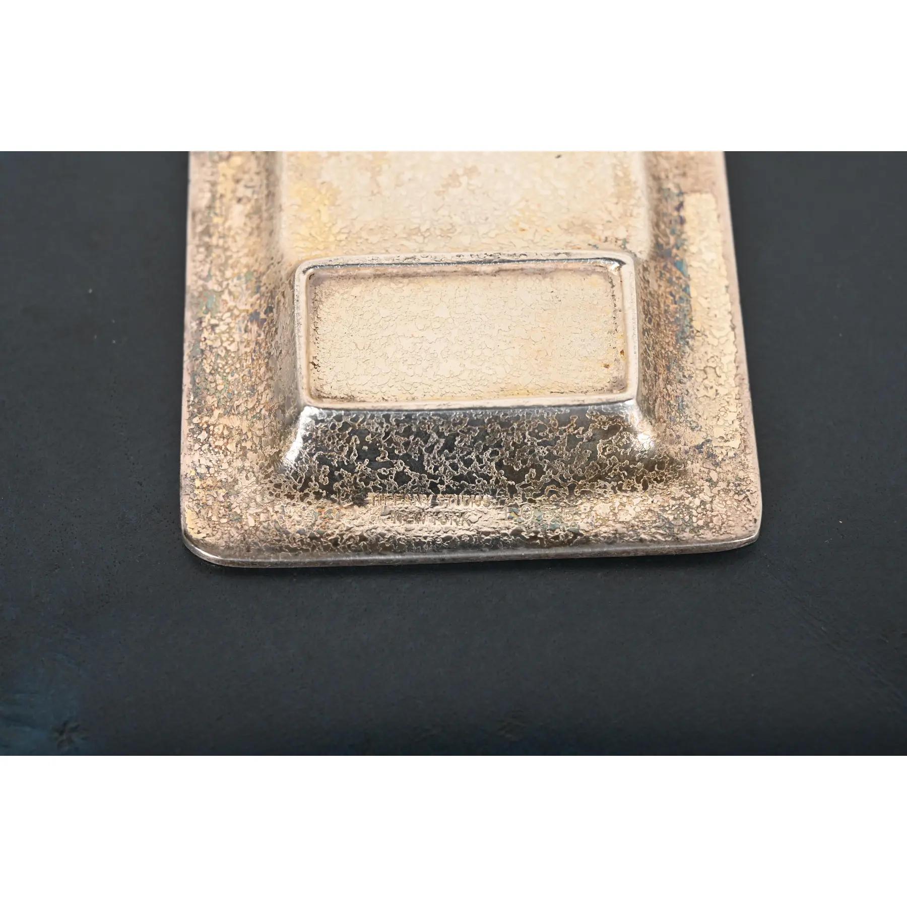 Vassoio portapenne in bronzo dorato e argento con motivo a segnalibro di Tiffany Studios New York in vendita 4
