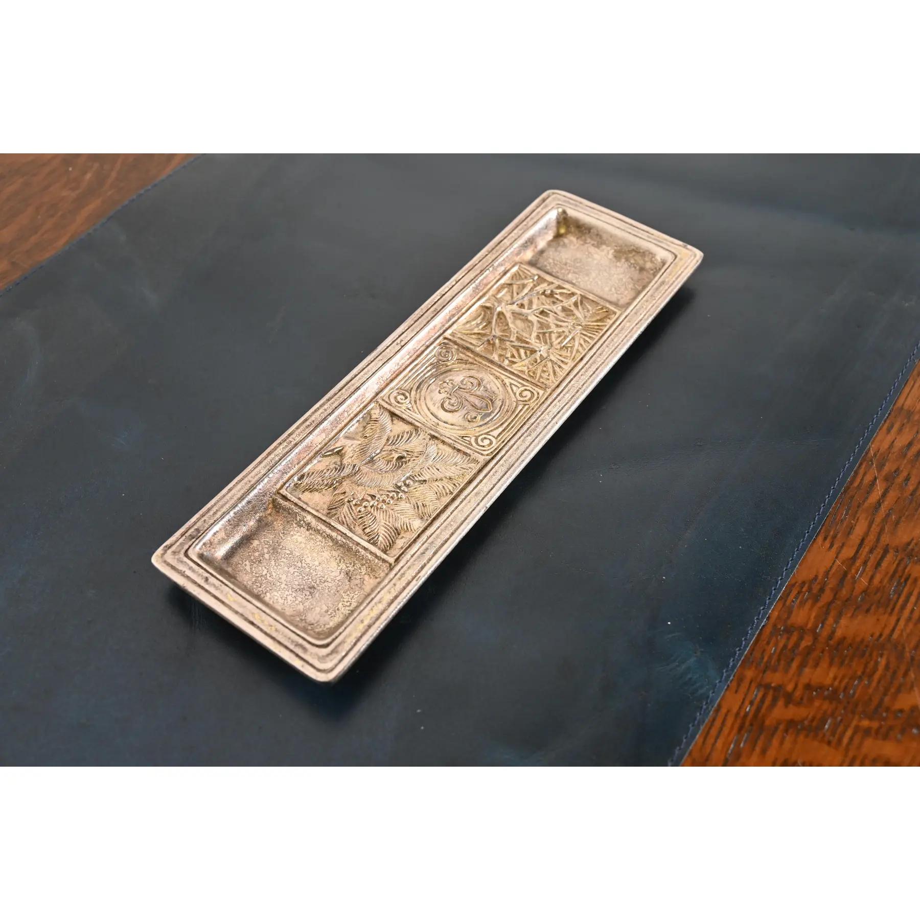 Americano Vassoio portapenne in bronzo dorato e argento con motivo a segnalibro di Tiffany Studios New York in vendita