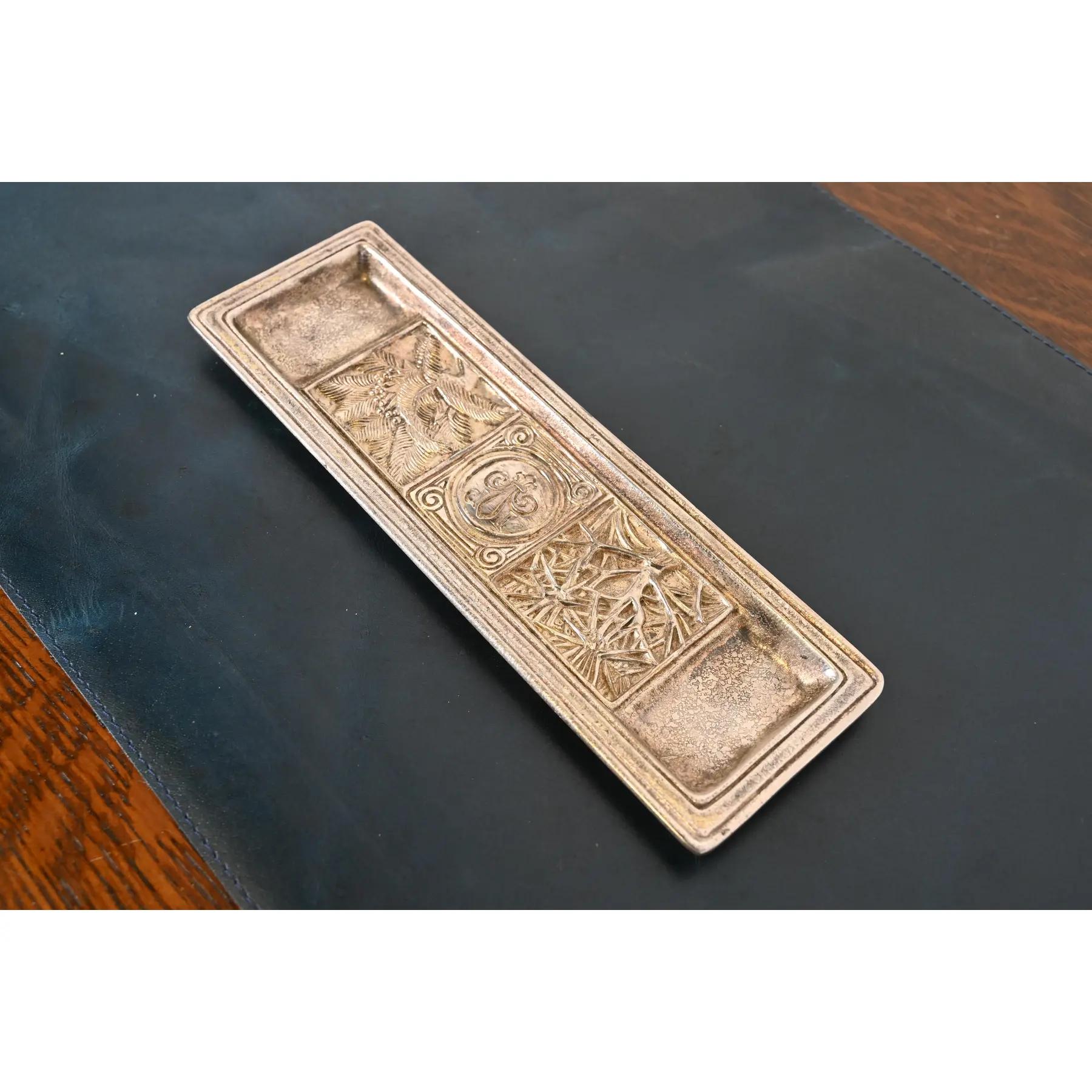 Vassoio portapenne in bronzo dorato e argento con motivo a segnalibro di Tiffany Studios New York In condizioni buone in vendita a South Bend, IN