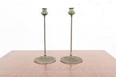 Paire de chandeliers en bronze et verre Favrile vert des studios Tiffany Studios New York