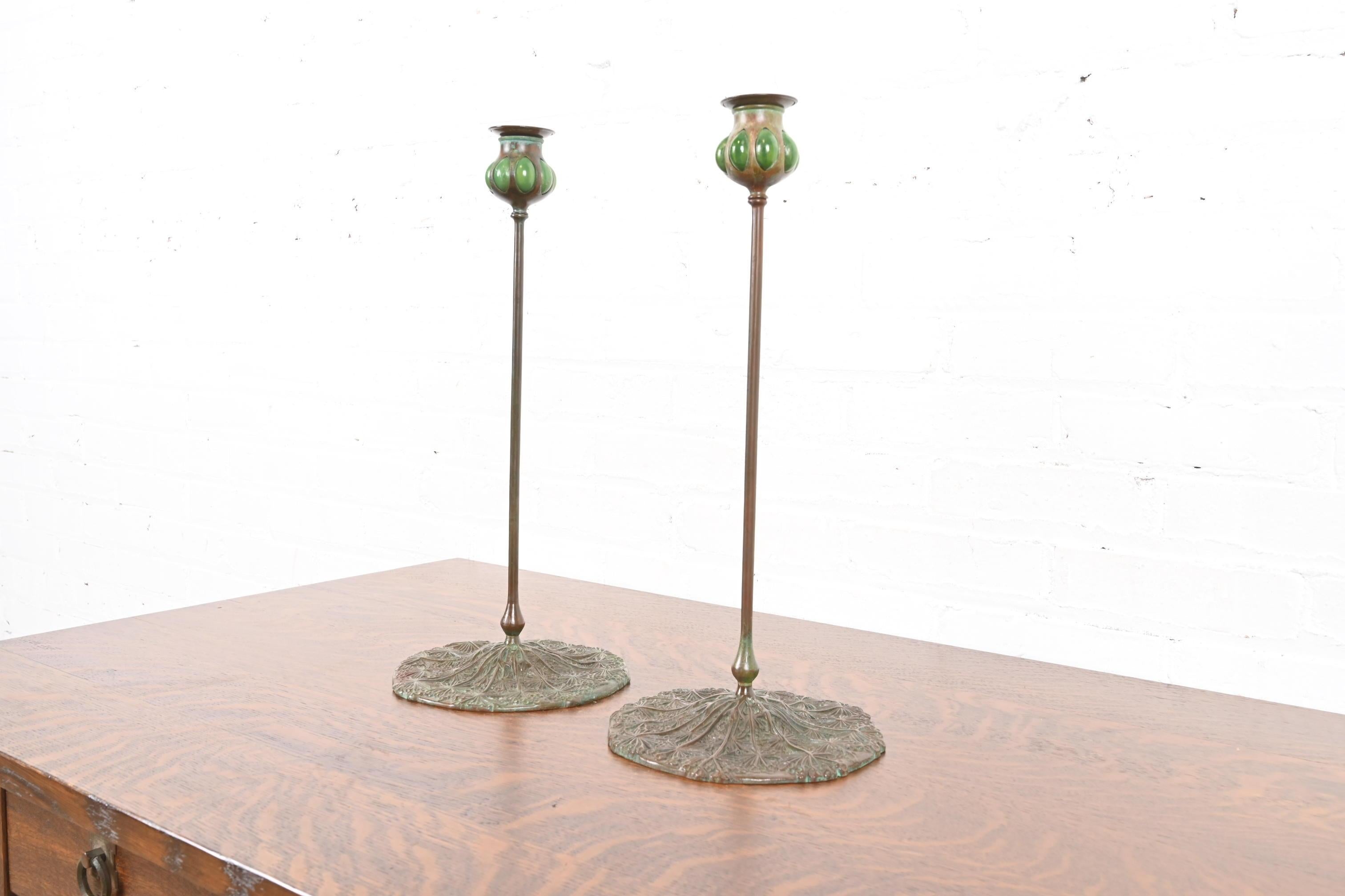 Art Nouveau Candelieri in bronzo e vetro verde Favrile di Tiffany Studios New York, coppia in vendita