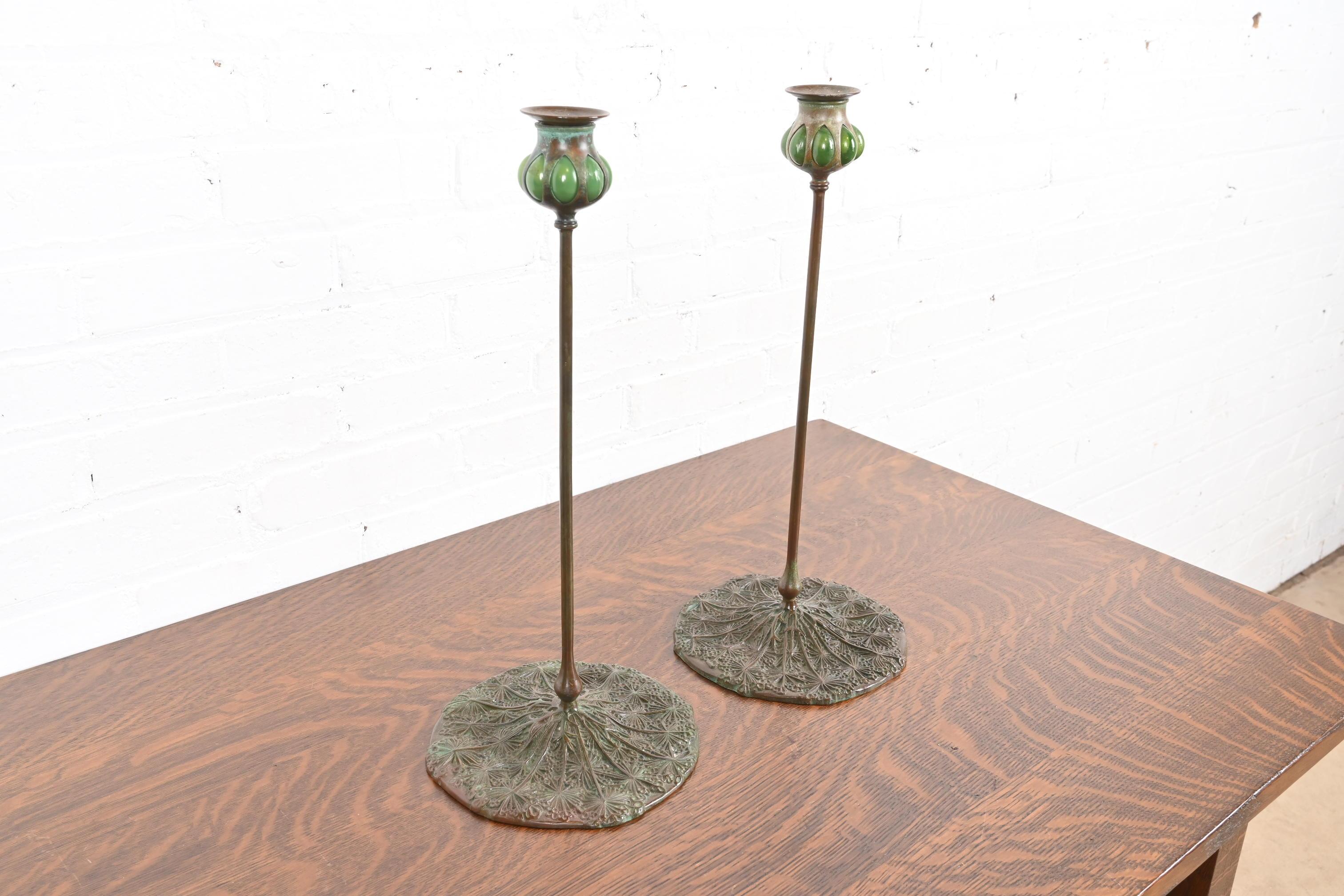 Americano Candelieri in bronzo e vetro verde Favrile di Tiffany Studios New York, coppia in vendita
