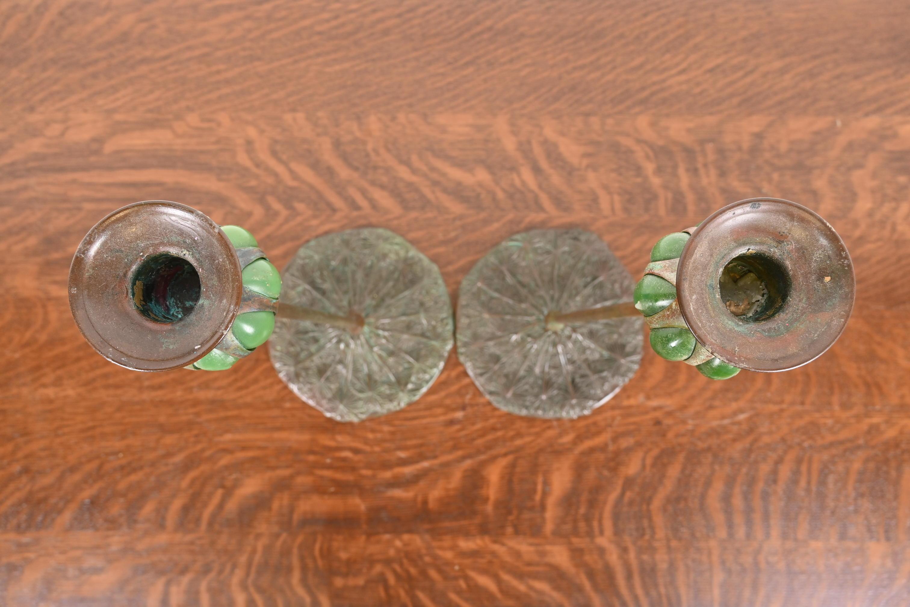 Candelieri in bronzo e vetro verde Favrile di Tiffany Studios New York, coppia In condizioni buone in vendita a South Bend, IN