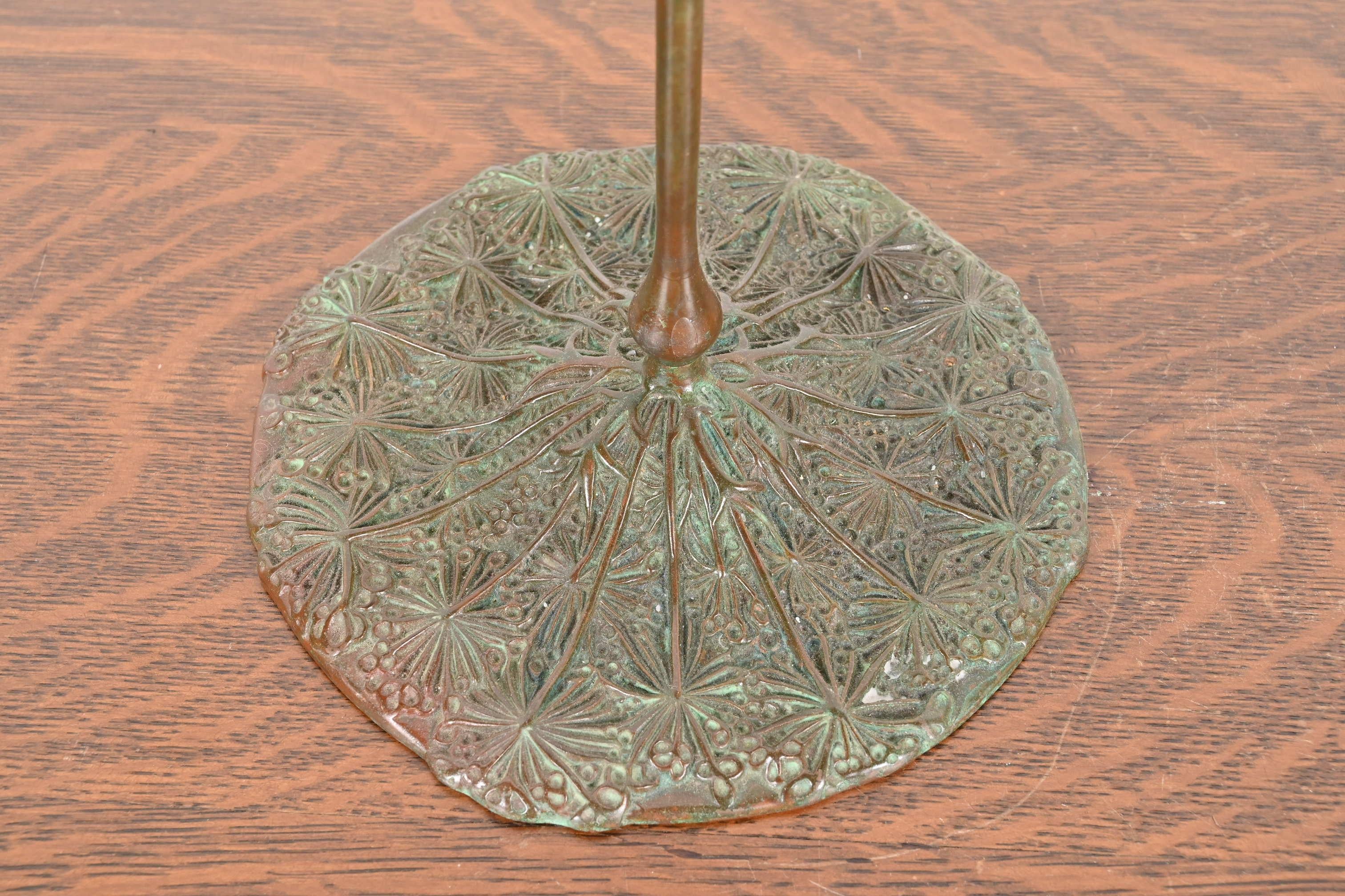 Bronzo Candelieri in bronzo e vetro verde Favrile di Tiffany Studios New York, coppia in vendita