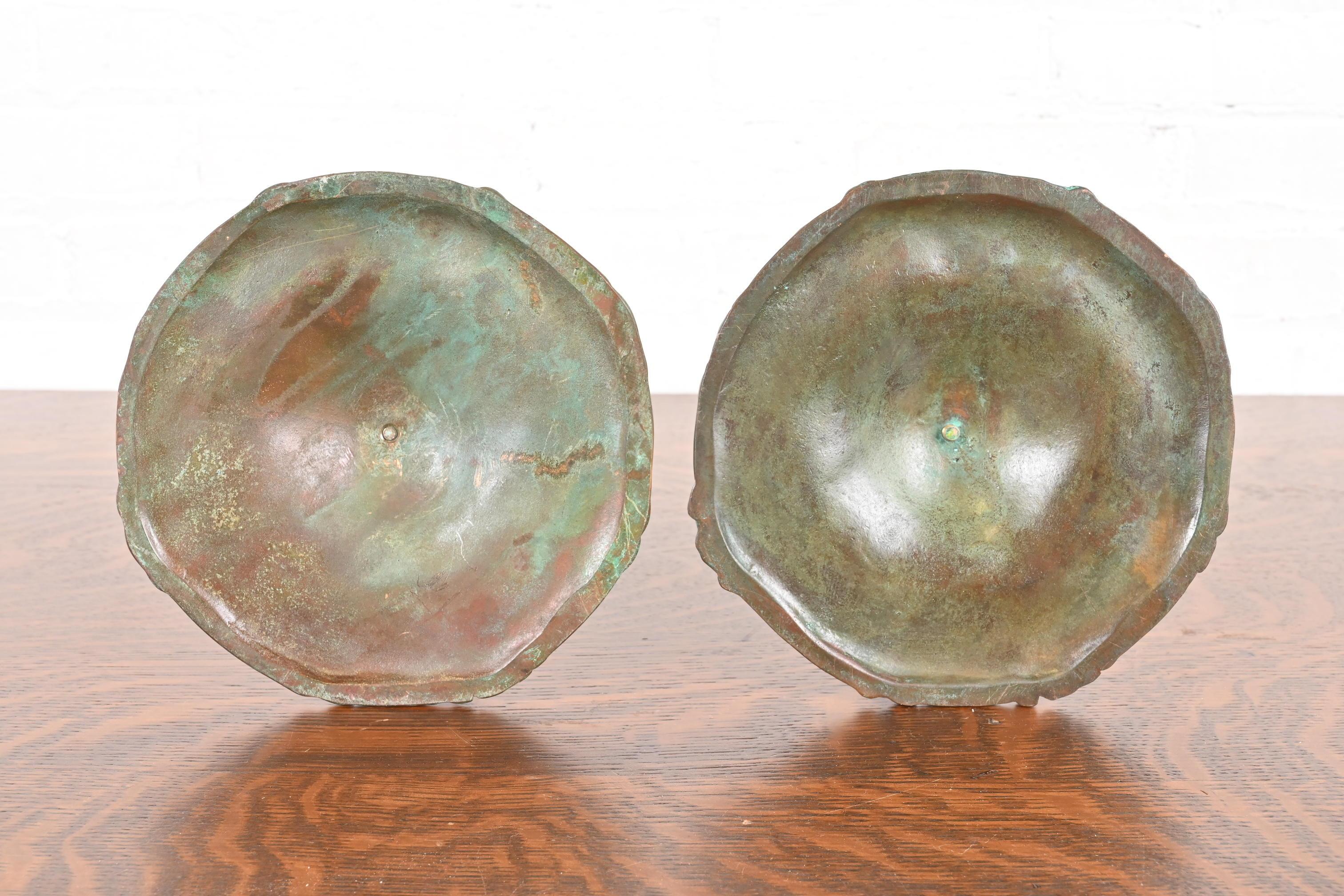 Candelieri in bronzo e vetro verde Favrile di Tiffany Studios New York, coppia in vendita 1