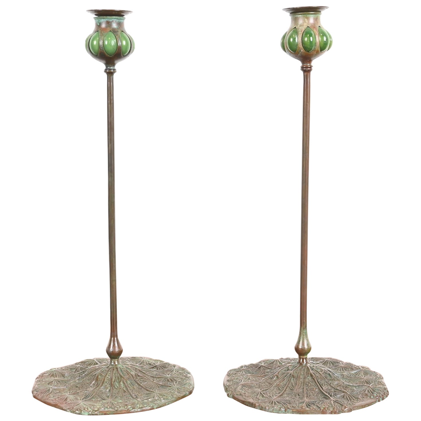 Tiffany Studios New York Kerzenständer aus Bronze und grünem Favrilglas, Paar