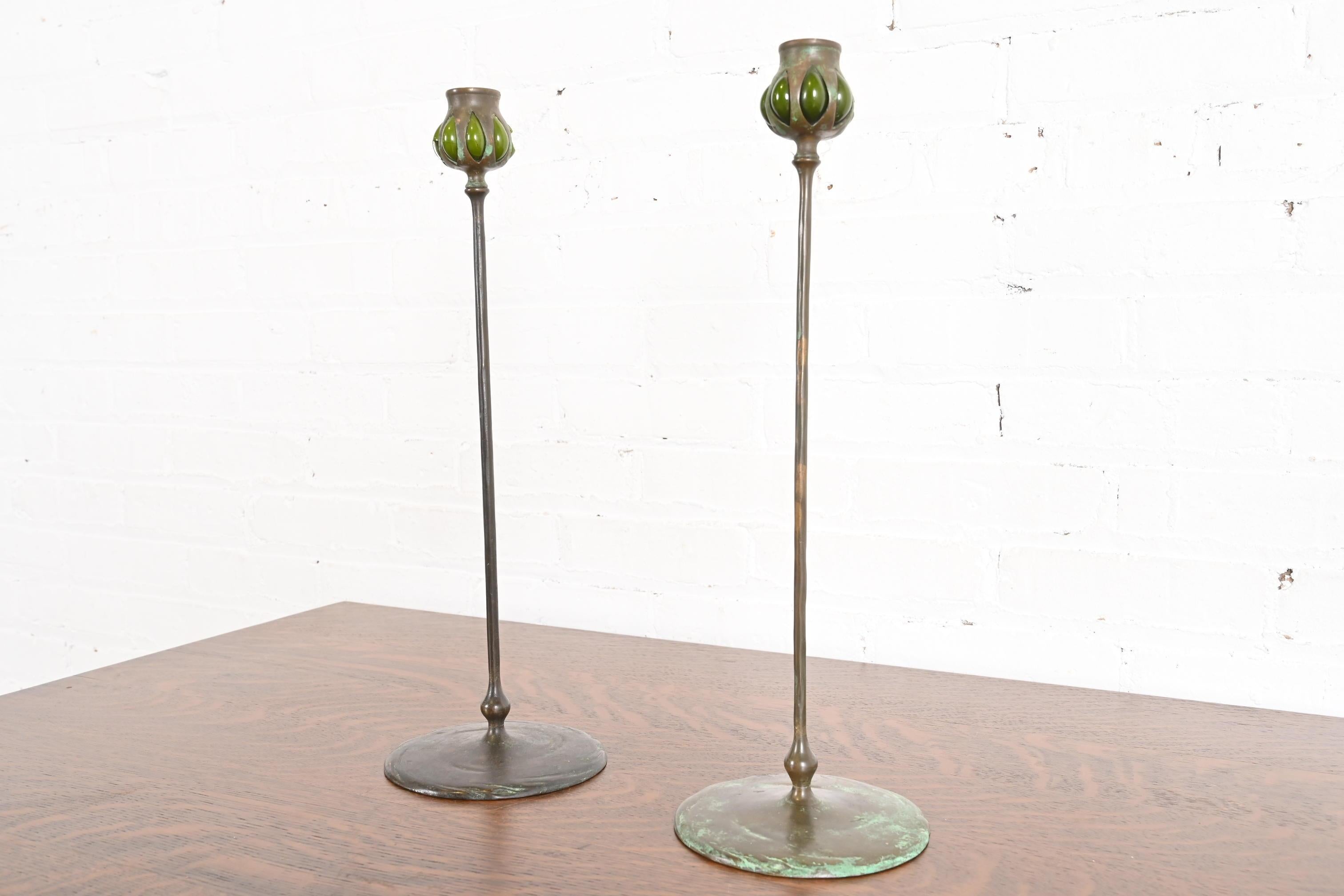 Puddle-Kerzenständer aus Bronze und grünem Favrile-Glas, Tiffany Studios, New York (amerikanisch) im Angebot