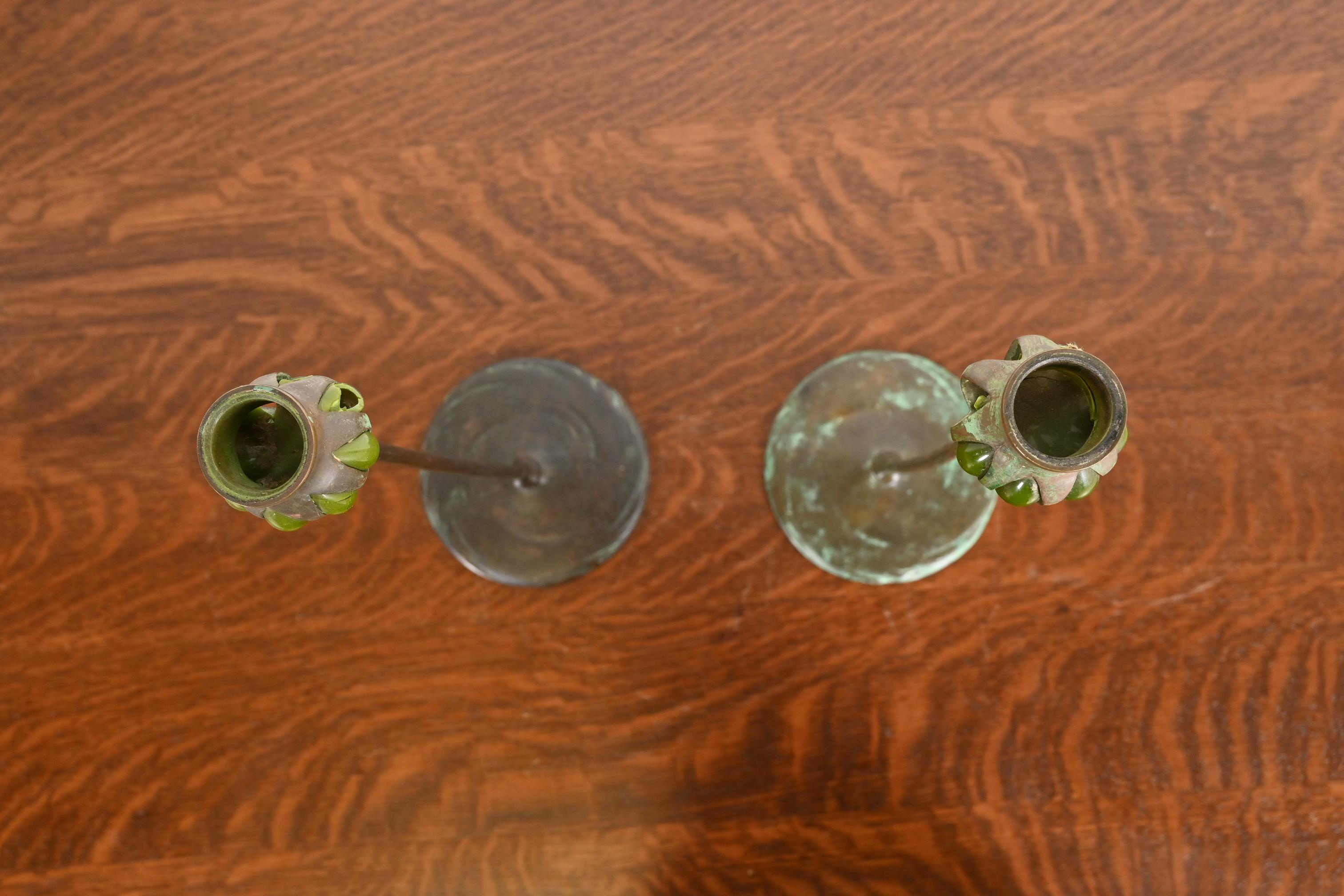 Puddle-Kerzenständer aus Bronze und grünem Favrile-Glas, Tiffany Studios, New York (20. Jahrhundert) im Angebot