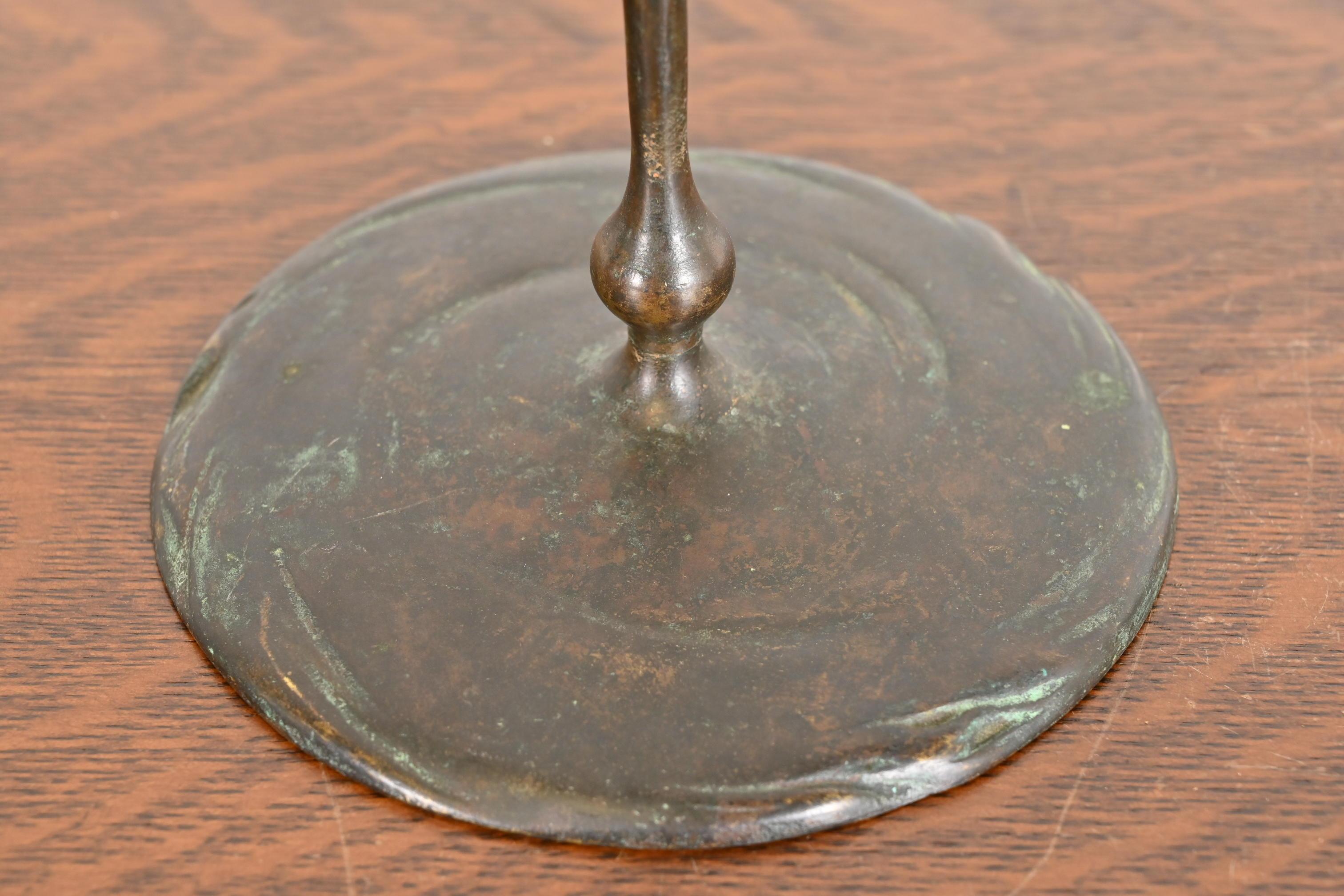 Puddle-Kerzenständer aus Bronze und grünem Favrile-Glas, Tiffany Studios, New York im Angebot 1