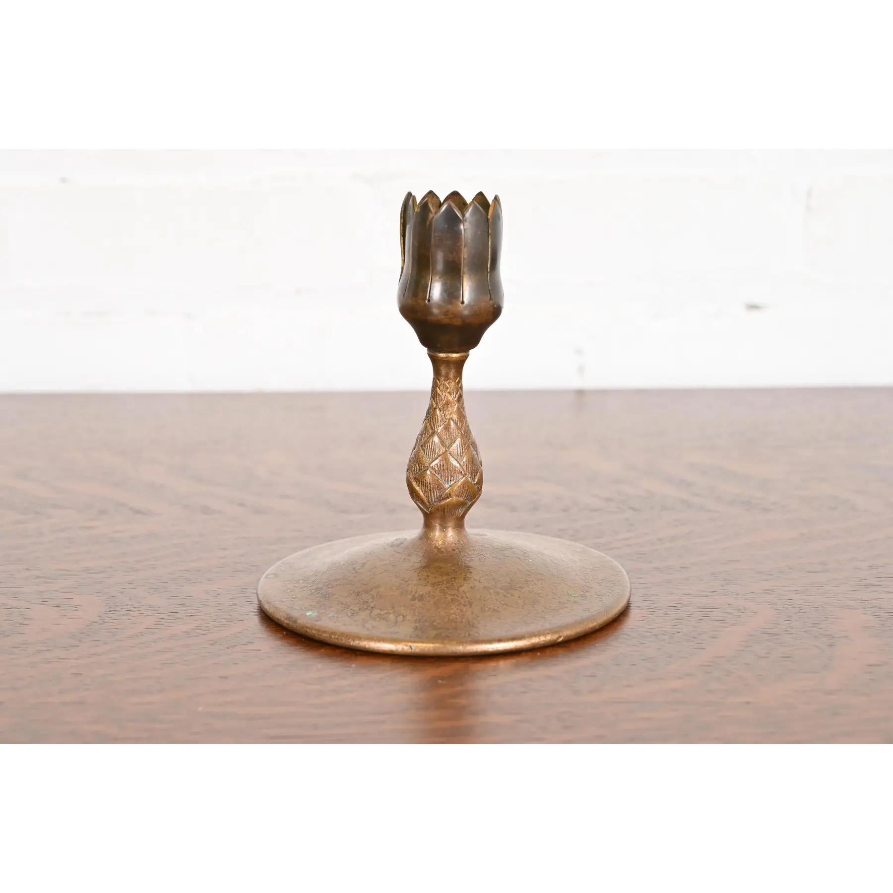 Eine wunderschöne antike Arts & Crafts oder Art Deco Periode Bronze Artischocke Form Kerzenständer oder Vase Halter

Von Tiffany Studios (signiert auf der Unterseite)

New York, USA, Anfang des 20. Jahrhunderts

Maße: 5 
