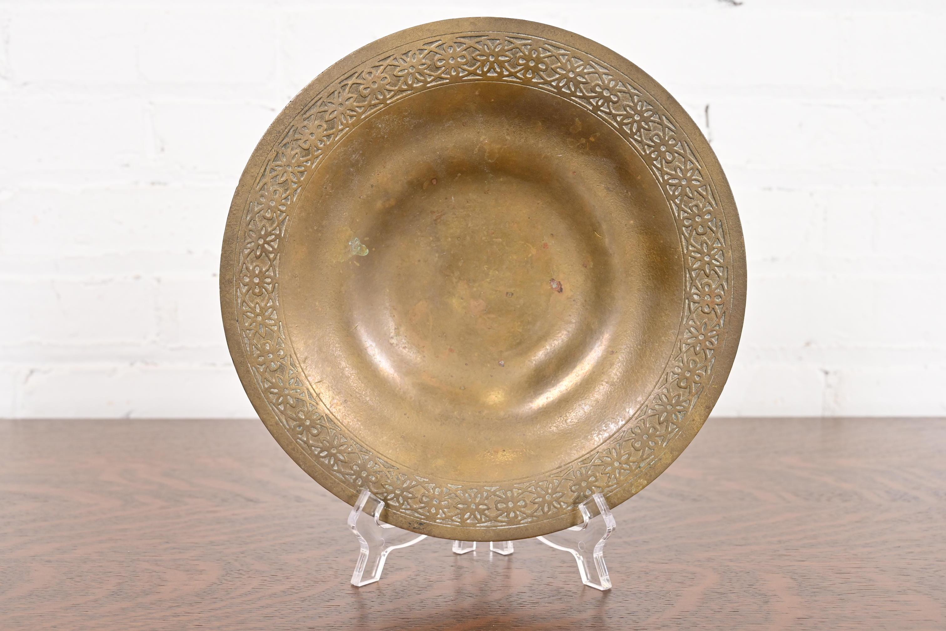 Una splendida ciotola in bronzo del periodo Arts & Crafts o Art Deco

Di Tiffany Studios (firmato sul lato inferiore)

New York, USA, inizio del XX secolo

Misure: 8,88