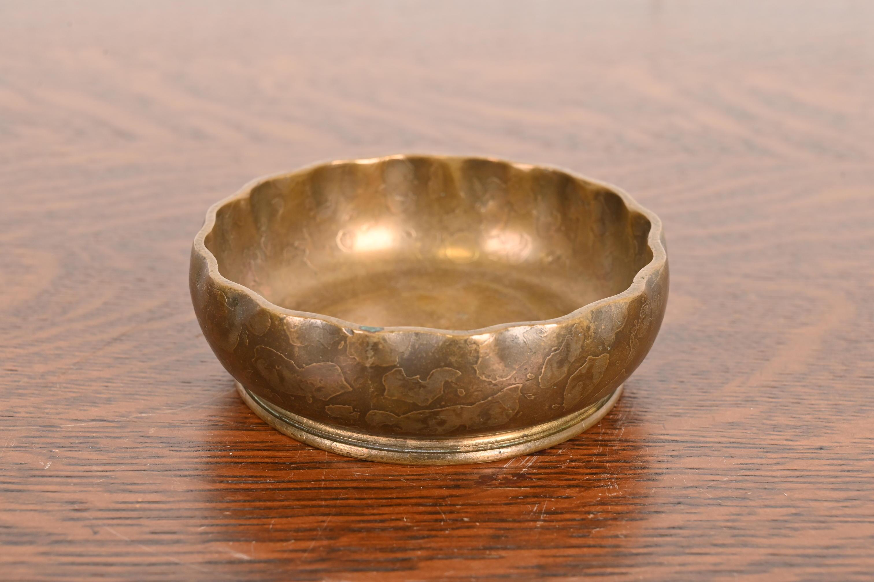 Magnifique bol, attrape-tout ou cendrier en bronze d'époque Arts & Crafts ou Art Deco à bord festonné.

Par Tiffany Studios (signé sur le dessous)

New York, États-Unis, Début du XXe siècle

Mesures : 6,25 