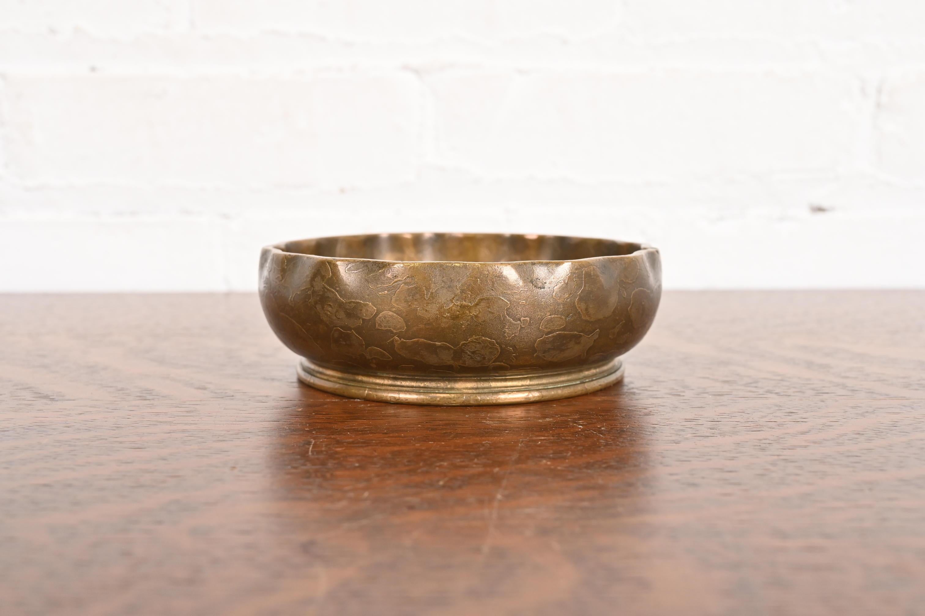 Arts and Crafts Tiffany Studios New York Bronze Bowl With Scalloped Edge (bol en bronze à bord festonné) en vente