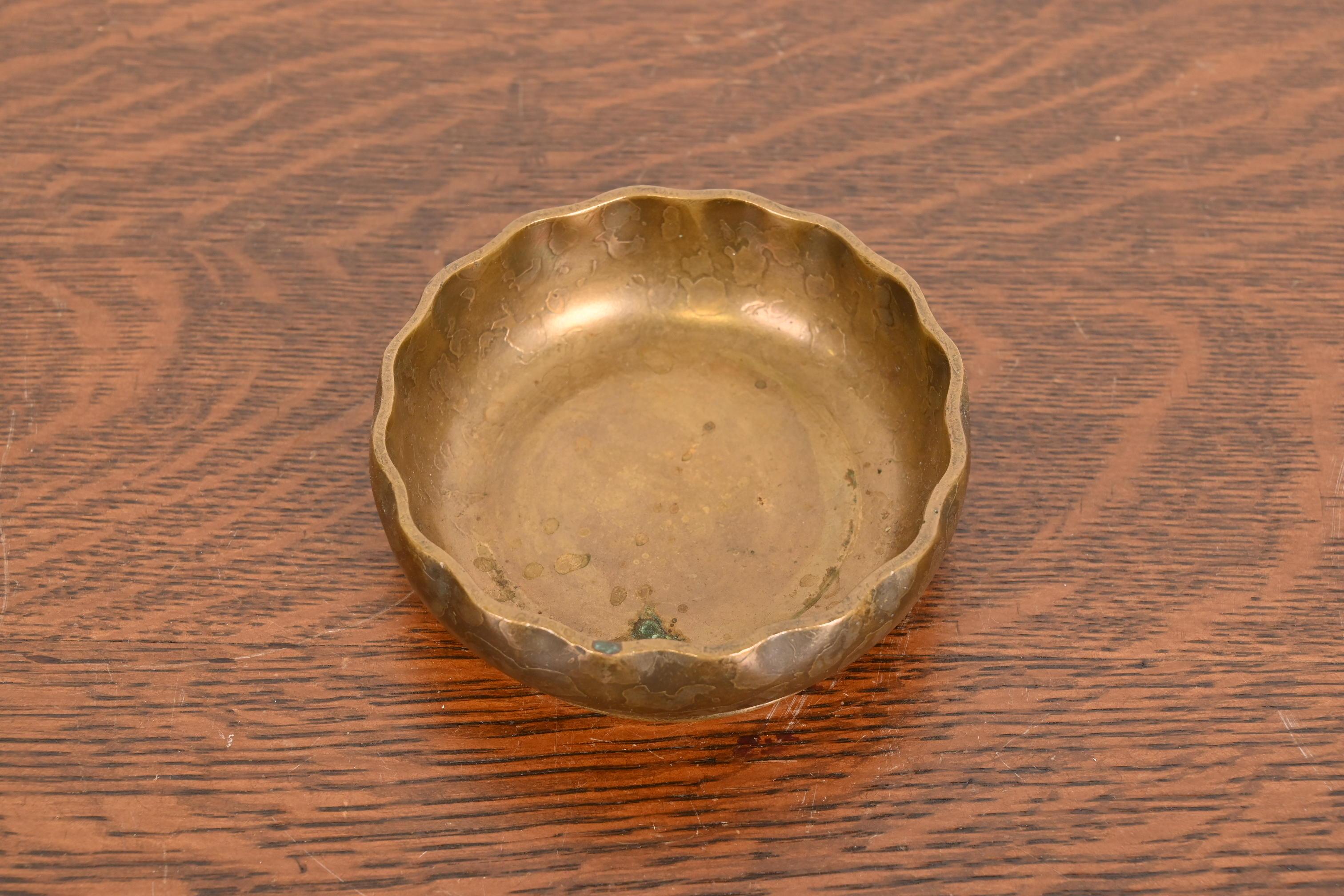 Américain Tiffany Studios New York Bronze Bowl With Scalloped Edge (bol en bronze à bord festonné) en vente