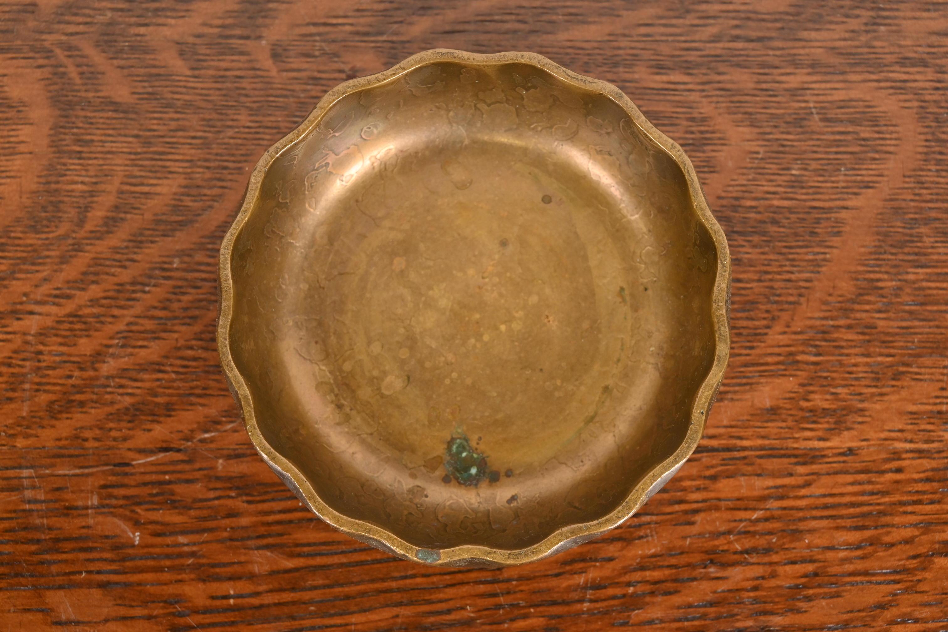 Tiffany Studios New York Bronze Bowl With Scalloped Edge (bol en bronze à bord festonné) Bon état - En vente à South Bend, IN