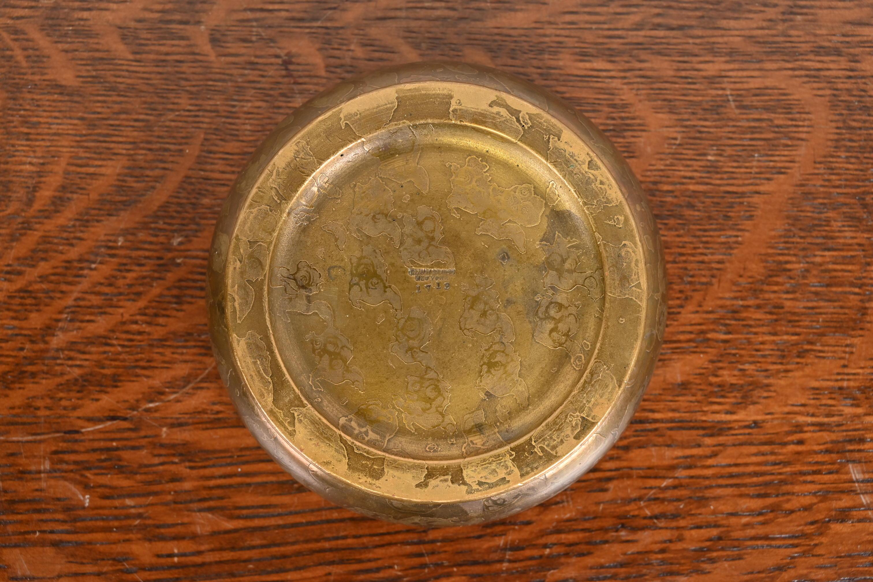 20ième siècle Tiffany Studios New York Bronze Bowl With Scalloped Edge (bol en bronze à bord festonné) en vente