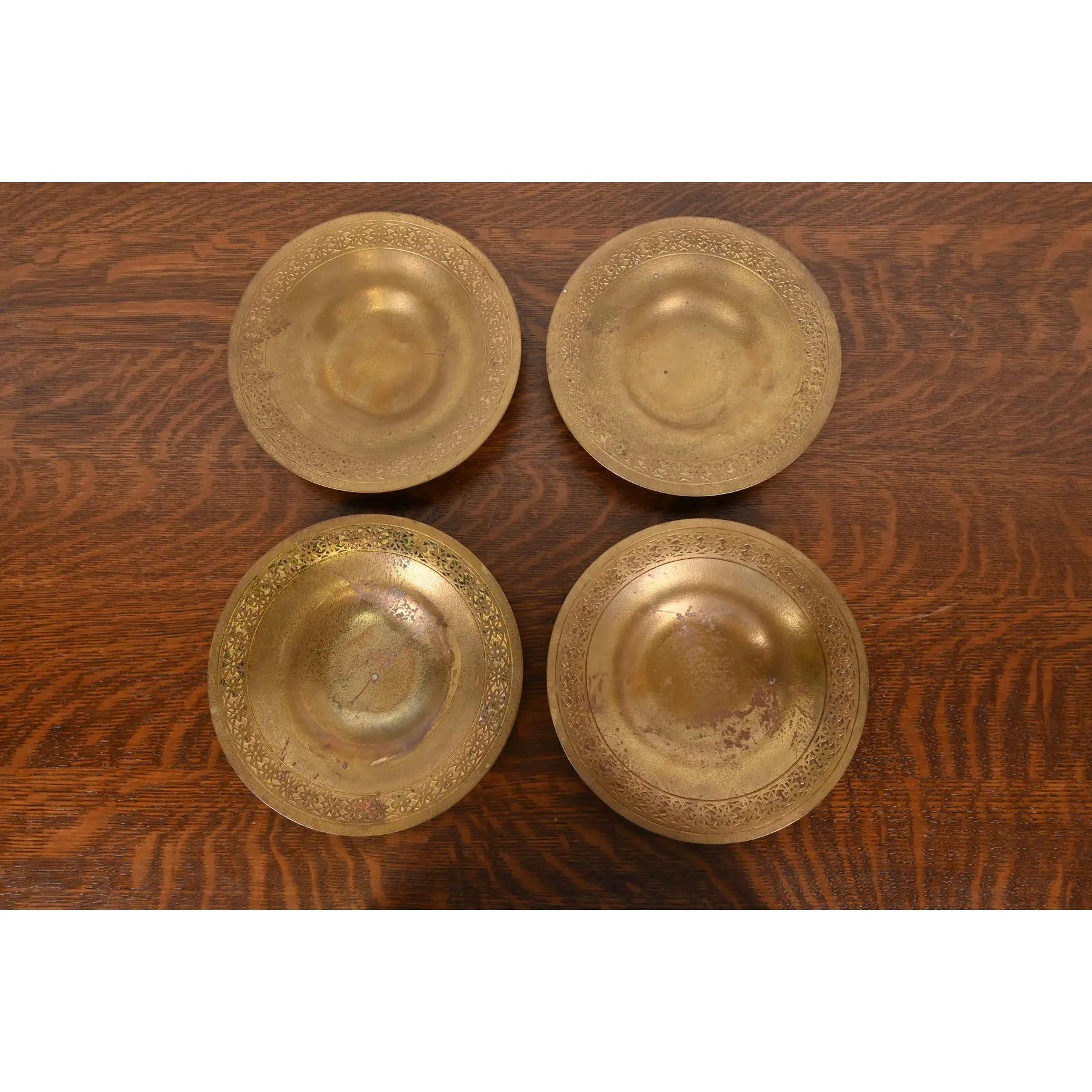 Uno splendido set di quattro ciotole basse in bronzo di epoca Arts & Crafts o Art Déco

Di Tiffany Studios (firmato sul lato inferiore)

New York, USA, inizio del XX secolo

Ciascuna misura: 9