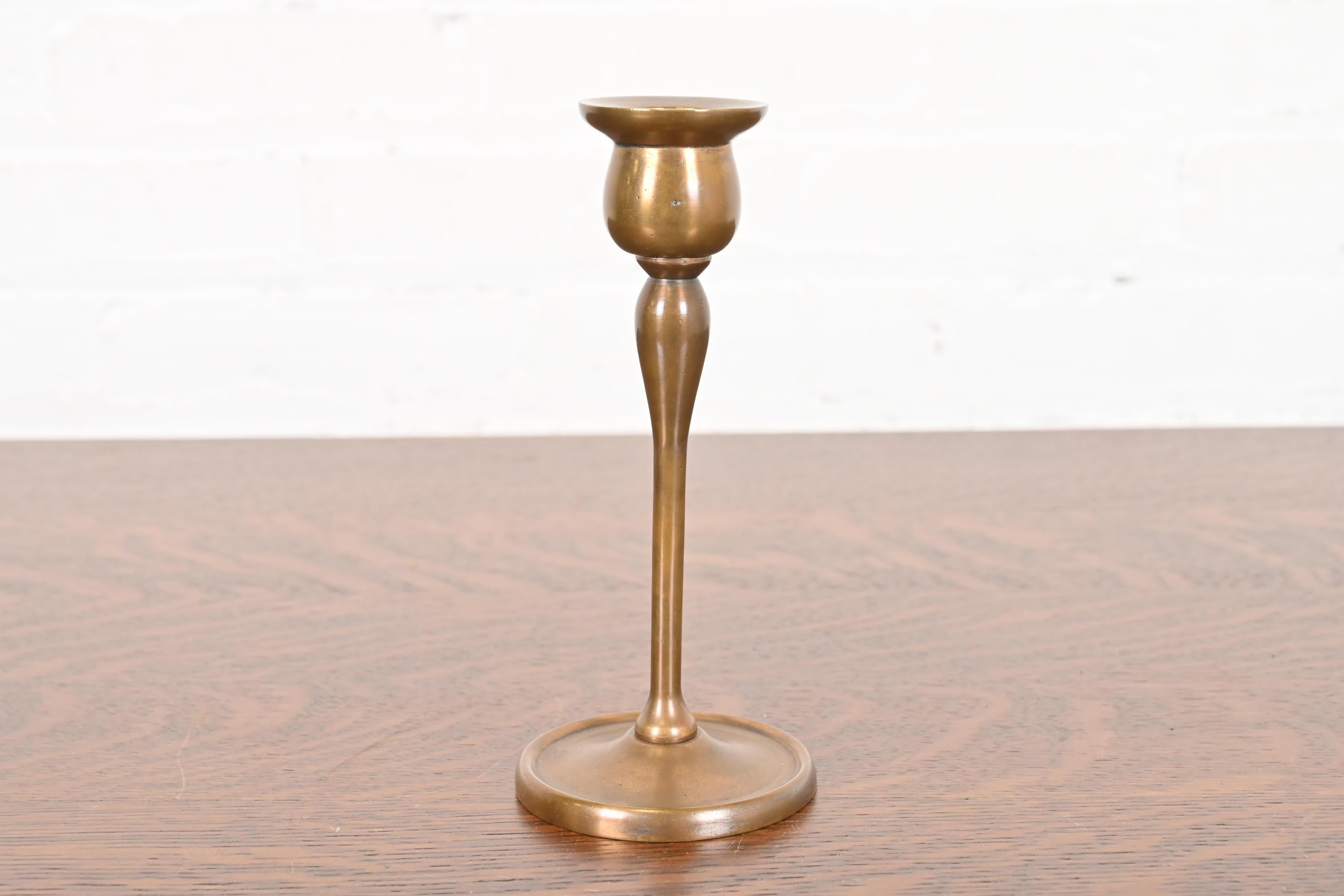 Ein prächtiger Kerzenständer aus Bronze aus der Zeit des Arts & Crafts oder des Jugendstils

Von Tiffany Studios (signiert auf der Unterseite)

New York, USA, Anfang des 20. Jahrhunderts

Maße: 2,75 
