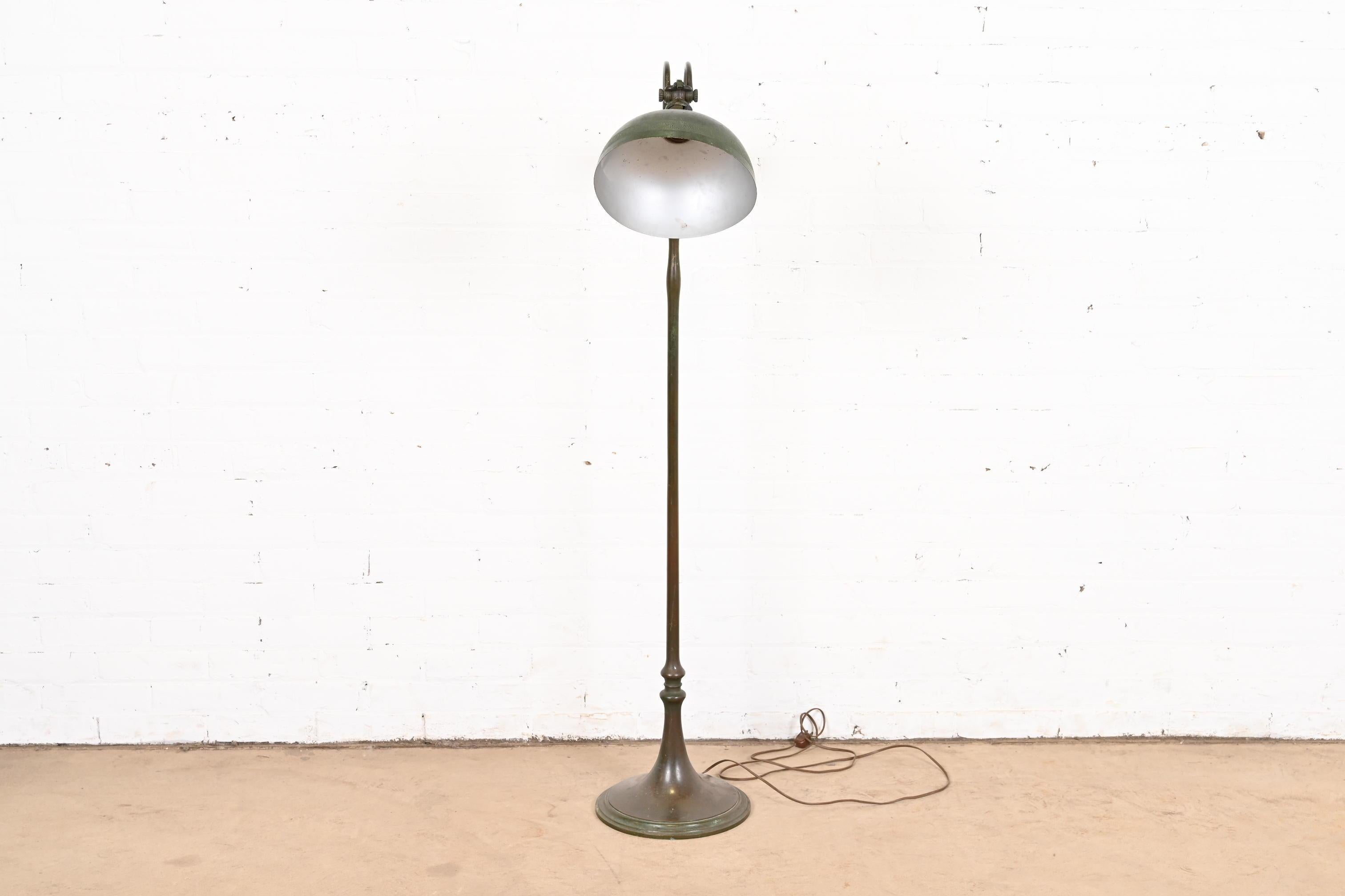 Exceptionnel lampadaire à contrepoids en bronze d'époque Arts & Crafts ou Art Deco

Par Tiffany Studios (signé sur le dessous)

New York, États-Unis, Début du XXe siècle

Socle en bronze, avec un magnifique abat-jour en bronze avec motif géométrique