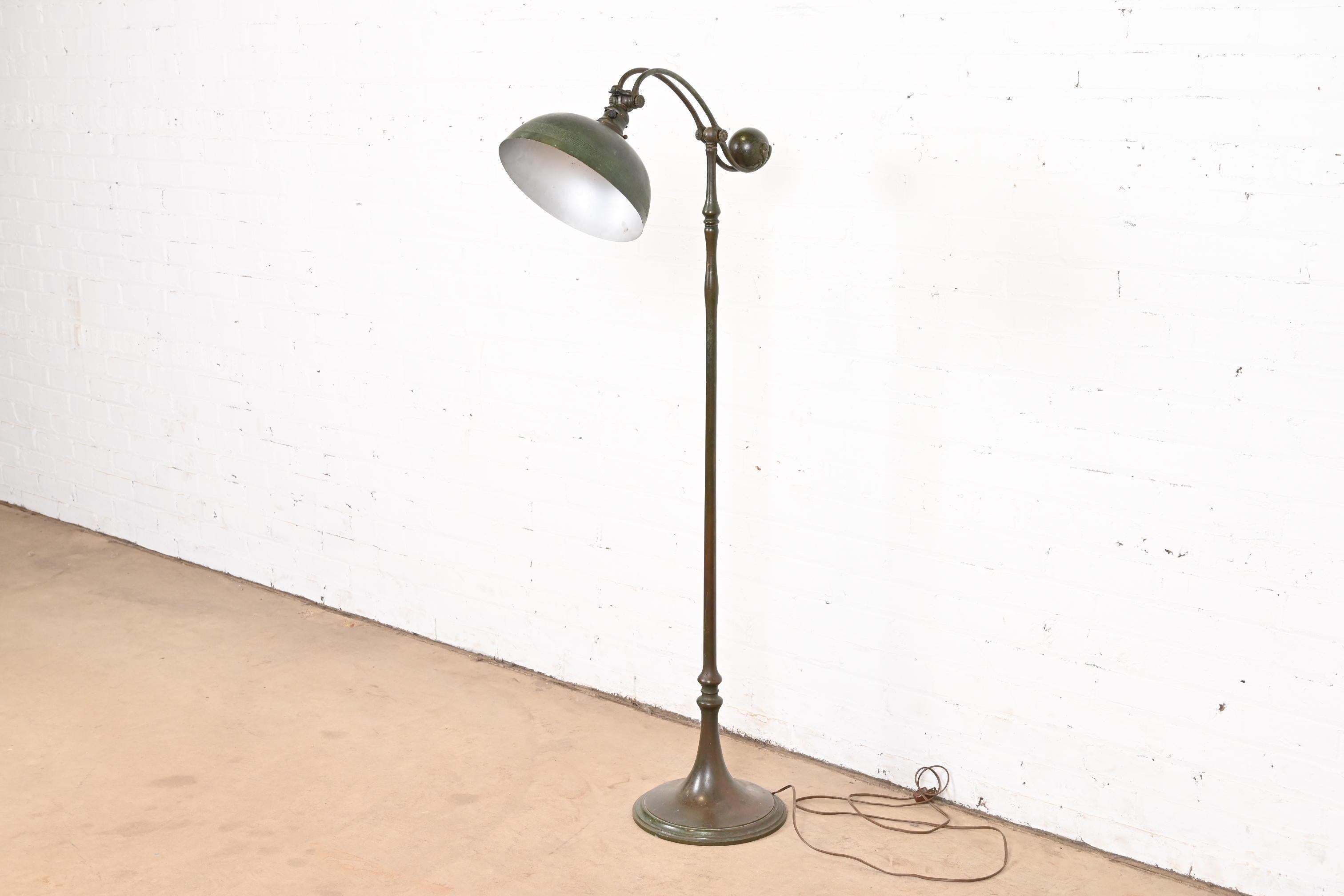 Arts and Crafts Lampadaire contrebalancé en bronze de Tiffany Studios New York, vers 1910 en vente