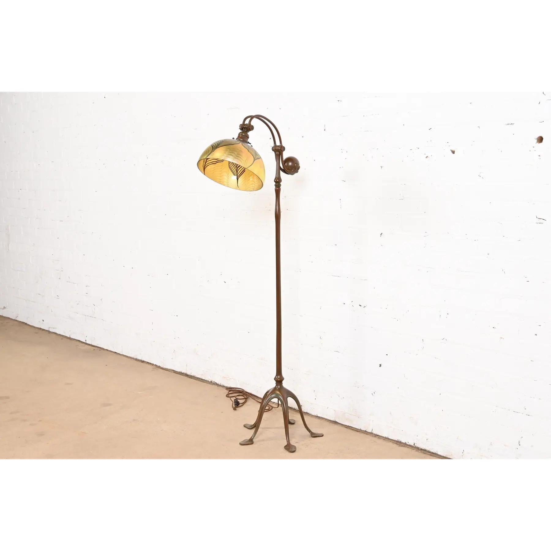 Lámpara de pie de contrapeso de bronce de los Estudios Tiffany de Nueva York, circa 1910 Artes y manualidades en venta