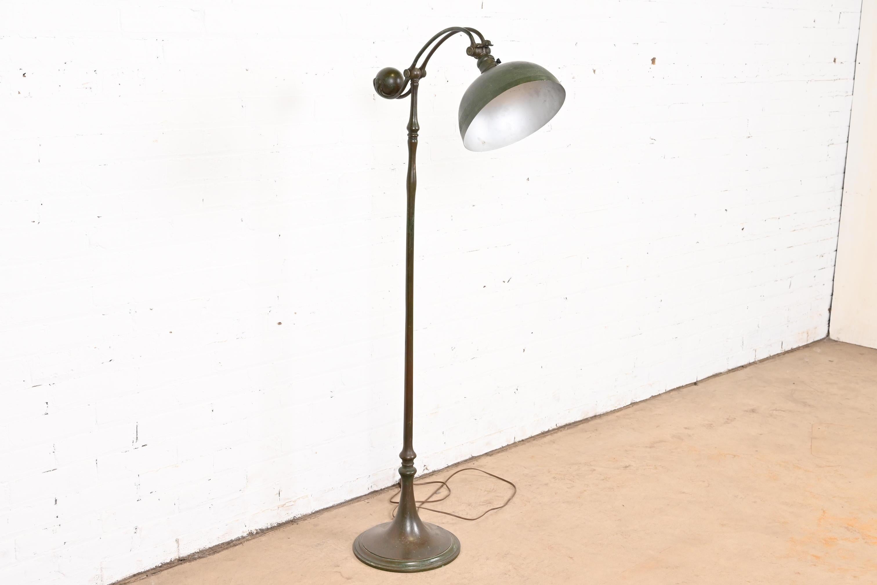 Américain Lampadaire contrebalancé en bronze de Tiffany Studios New York, vers 1910 en vente