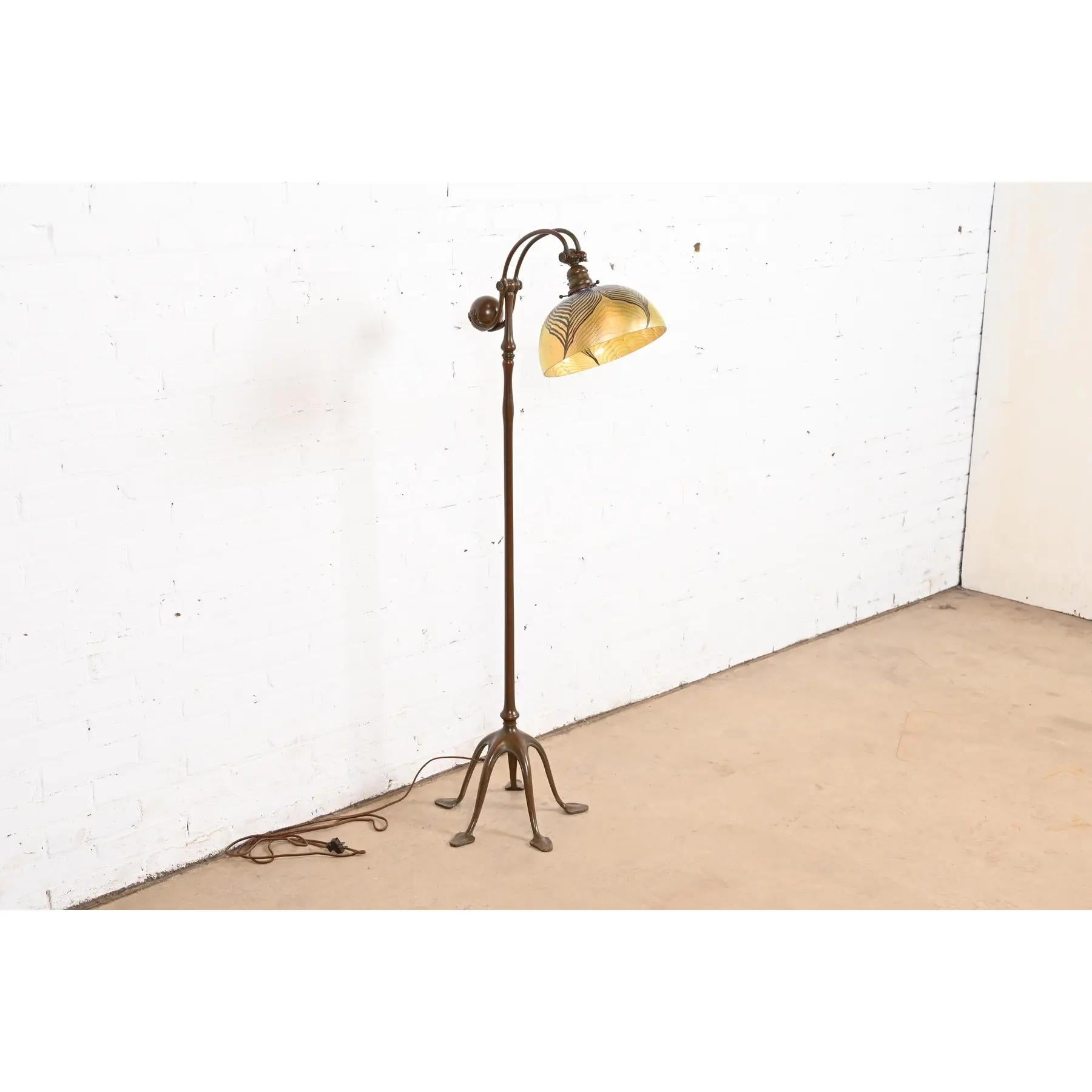 Lámpara de pie de contrapeso de bronce de los Estudios Tiffany de Nueva York, circa 1910 Estadounidense en venta