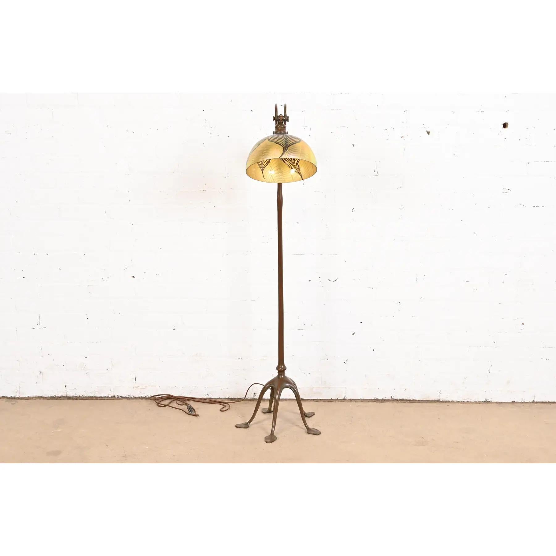Lámpara de pie de contrapeso de bronce de los Estudios Tiffany de Nueva York, circa 1910 en Bueno estado para la venta en South Bend, IN