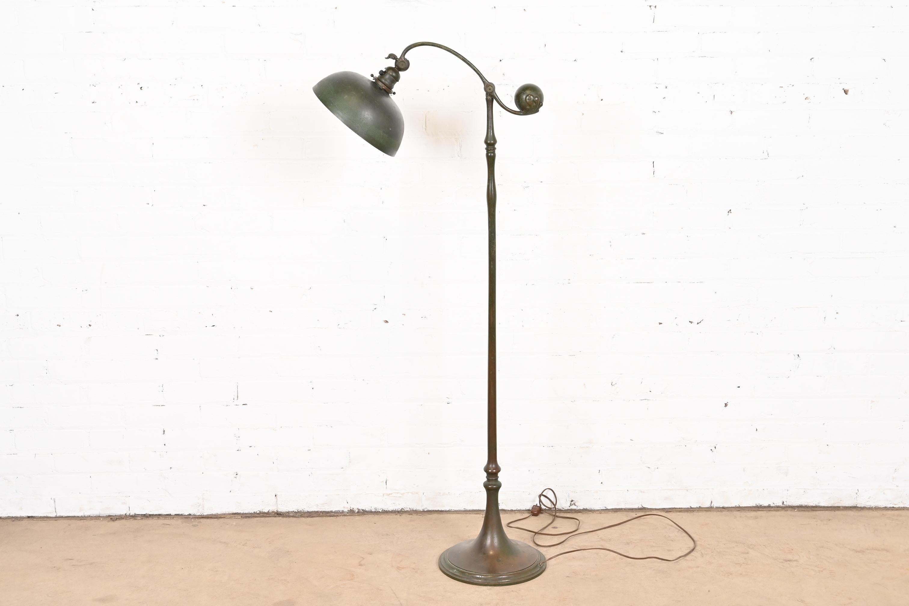 20ième siècle Lampadaire contrebalancé en bronze de Tiffany Studios New York, vers 1910 en vente