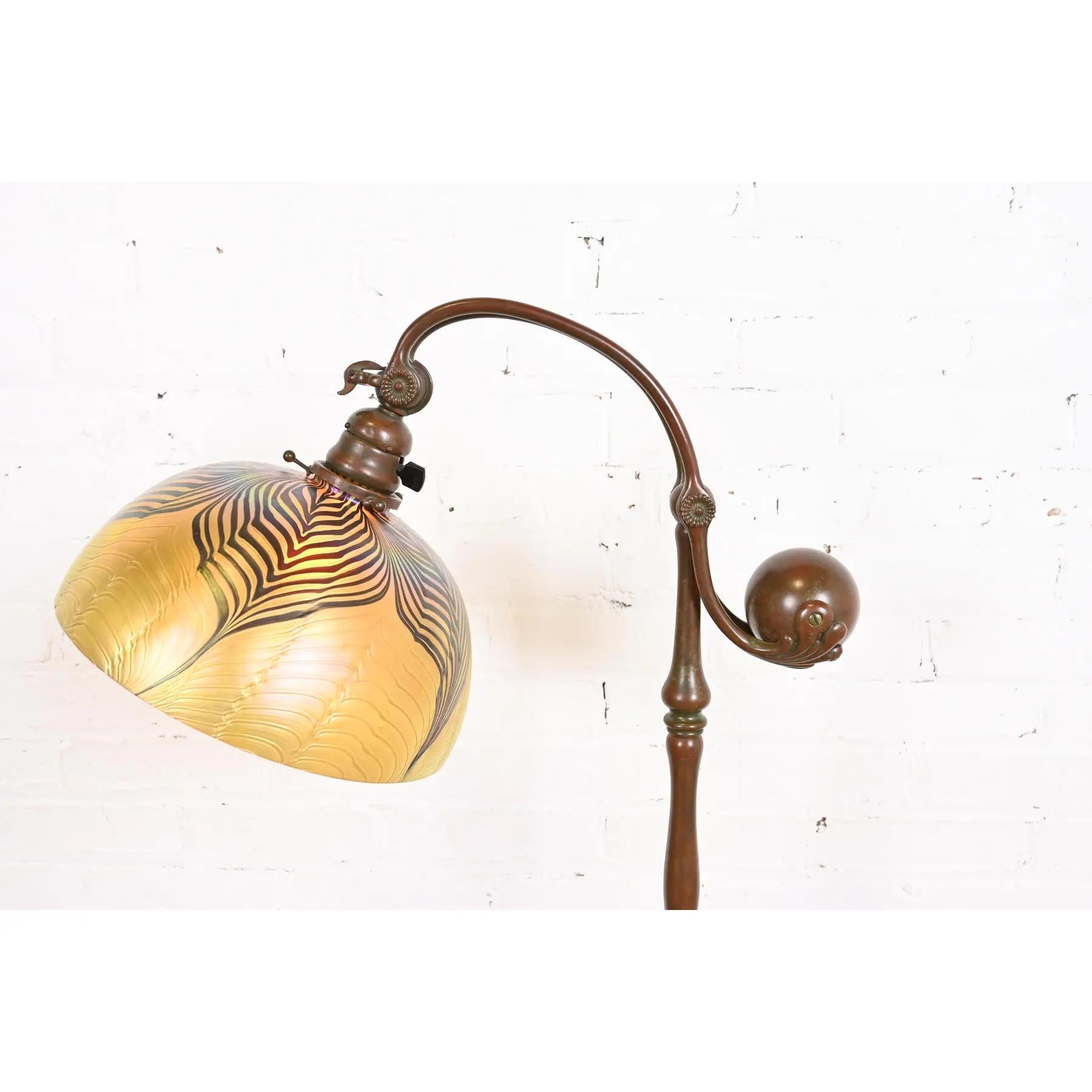 Lámpara de pie de contrapeso de bronce de los Estudios Tiffany de Nueva York, circa 1910 principios del siglo XX en venta