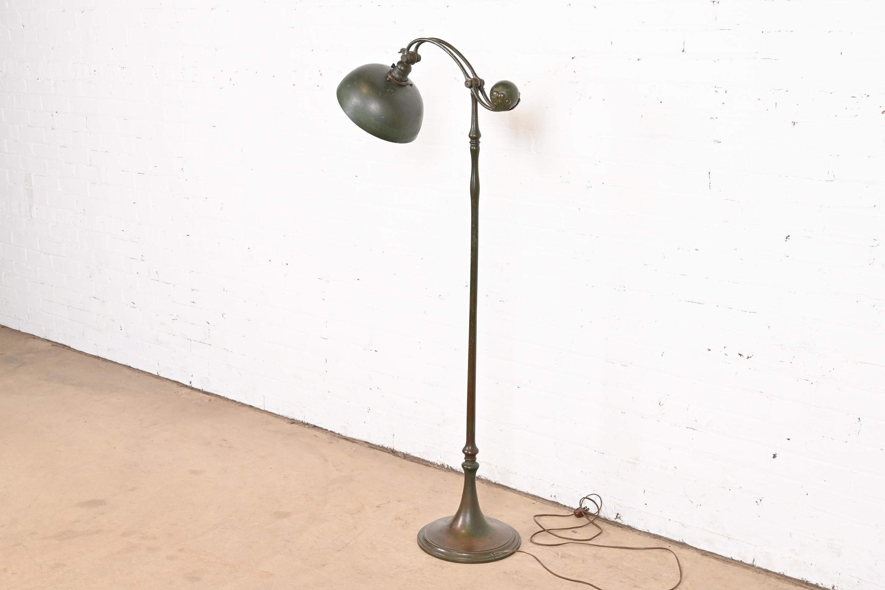 Bronze Lampadaire contrebalancé en bronze de Tiffany Studios New York, vers 1910 en vente