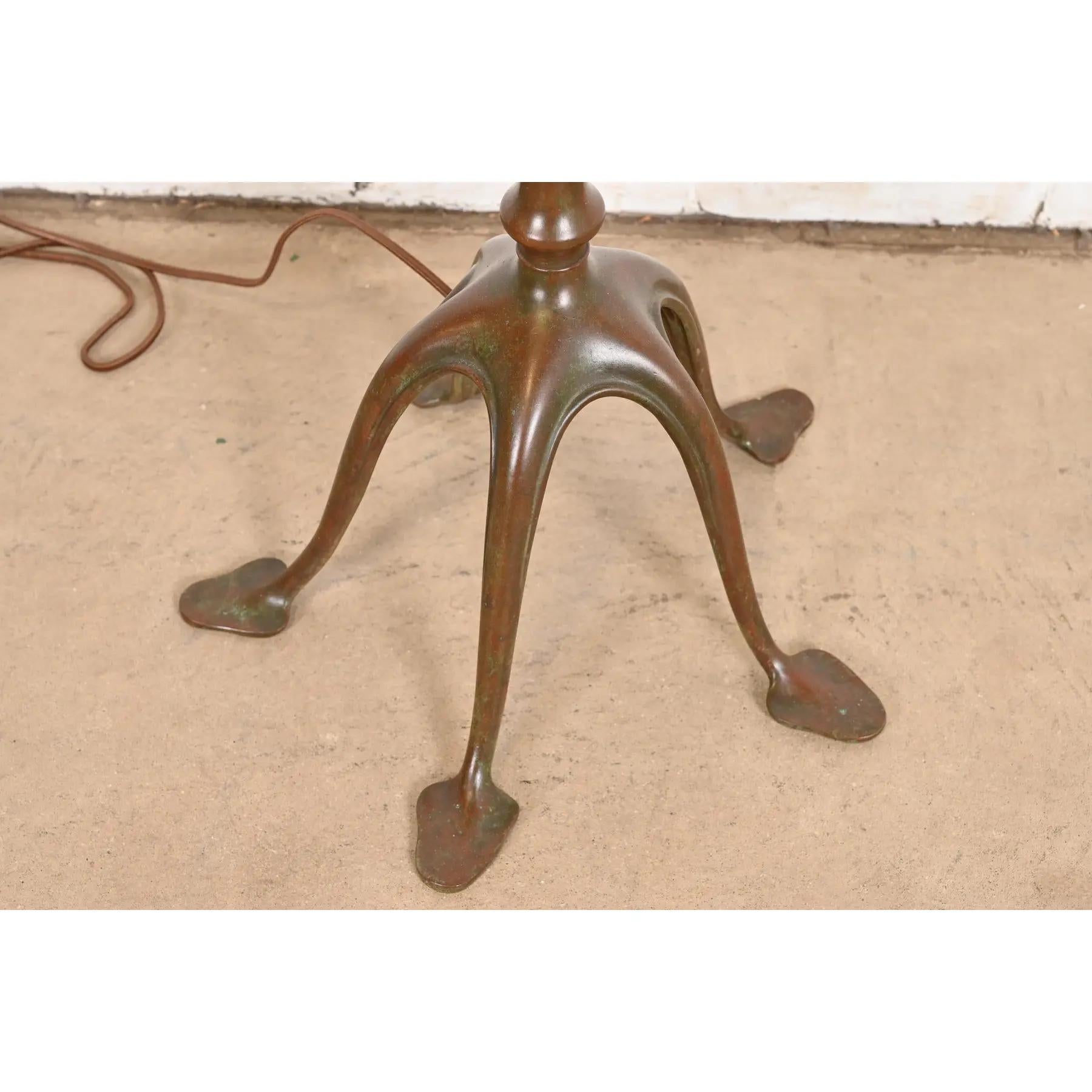 Lámpara de pie de contrapeso de bronce de los Estudios Tiffany de Nueva York, circa 1910 en venta 2