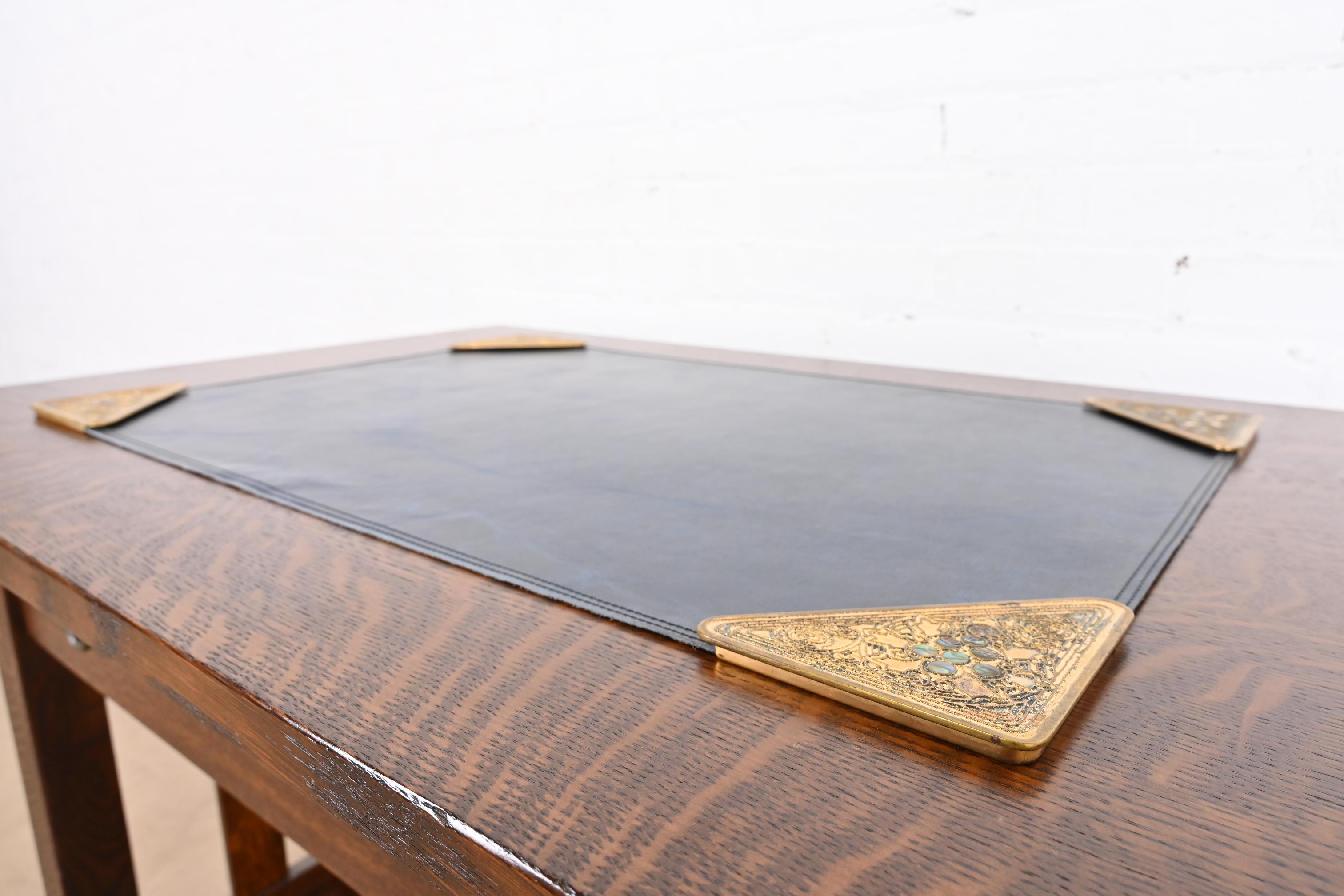 Tiffany Studios New York Bronze Doré & Abalone Blotter Ecken mit Leder-Pad im Zustand „Gut“ im Angebot in South Bend, IN