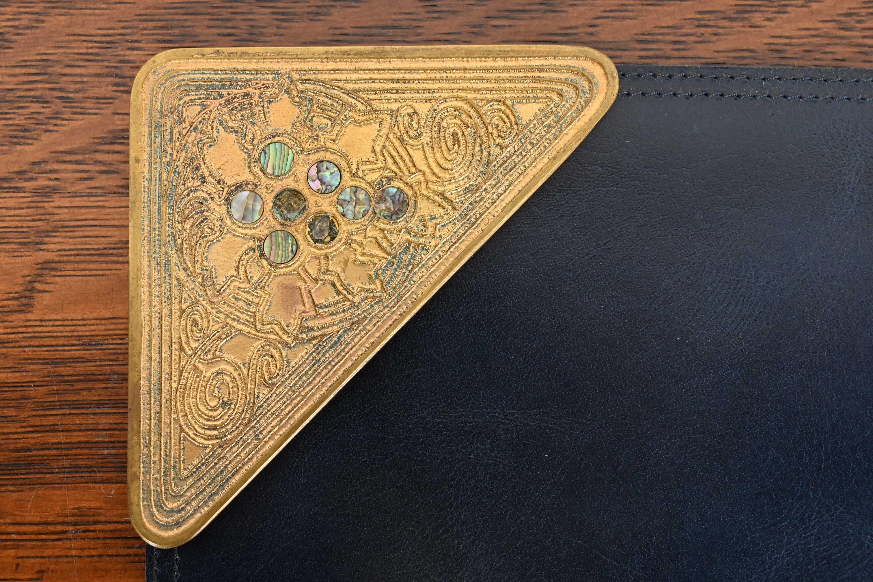 Tiffany Studios New York Bronze Doré & Abalone Blotter Ecken mit Leder-Pad (20. Jahrhundert) im Angebot
