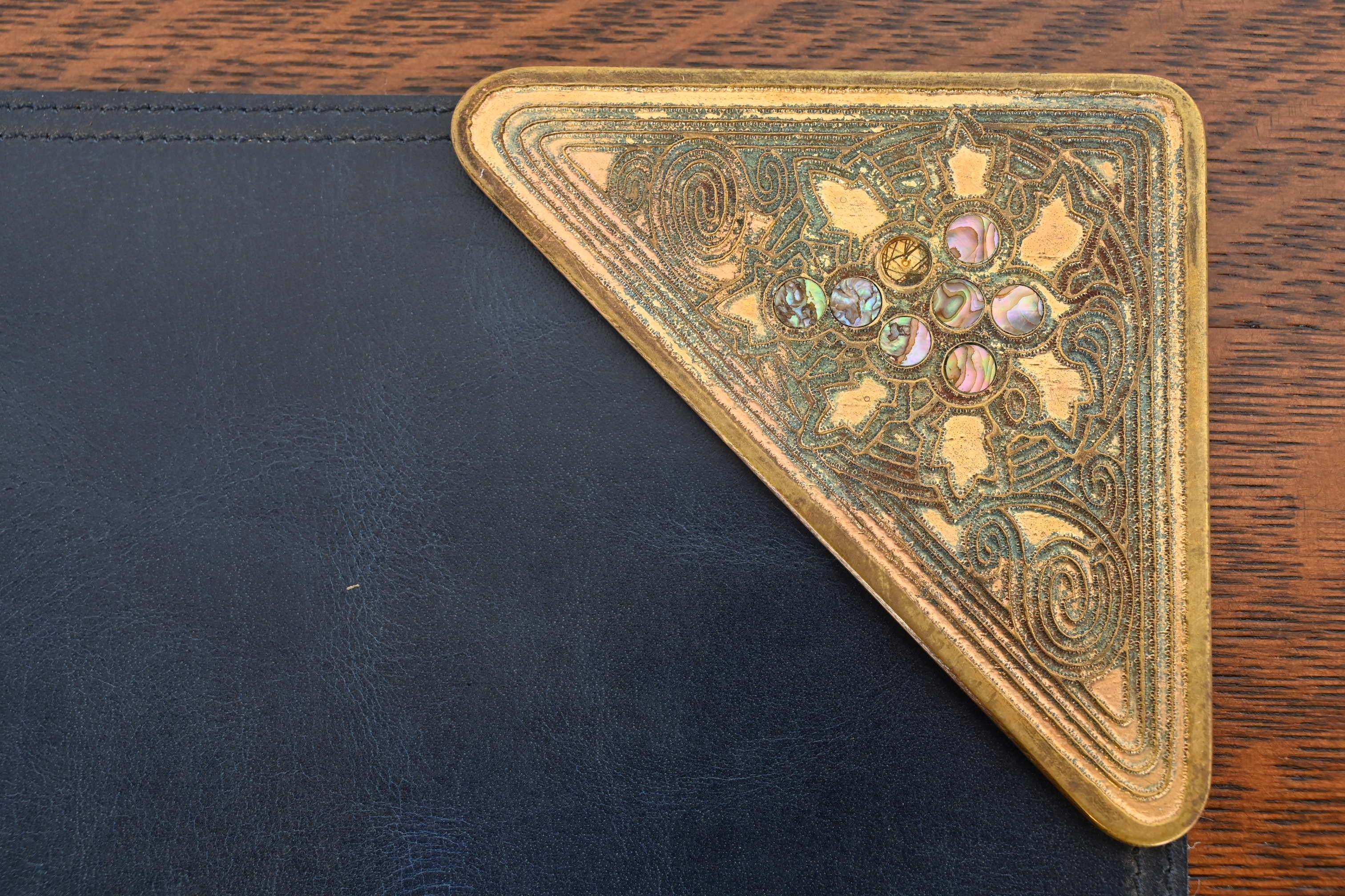 Tiffany Studios New York Bronze Doré & Abalone Blotter Ecken mit Leder-Pad im Angebot 1