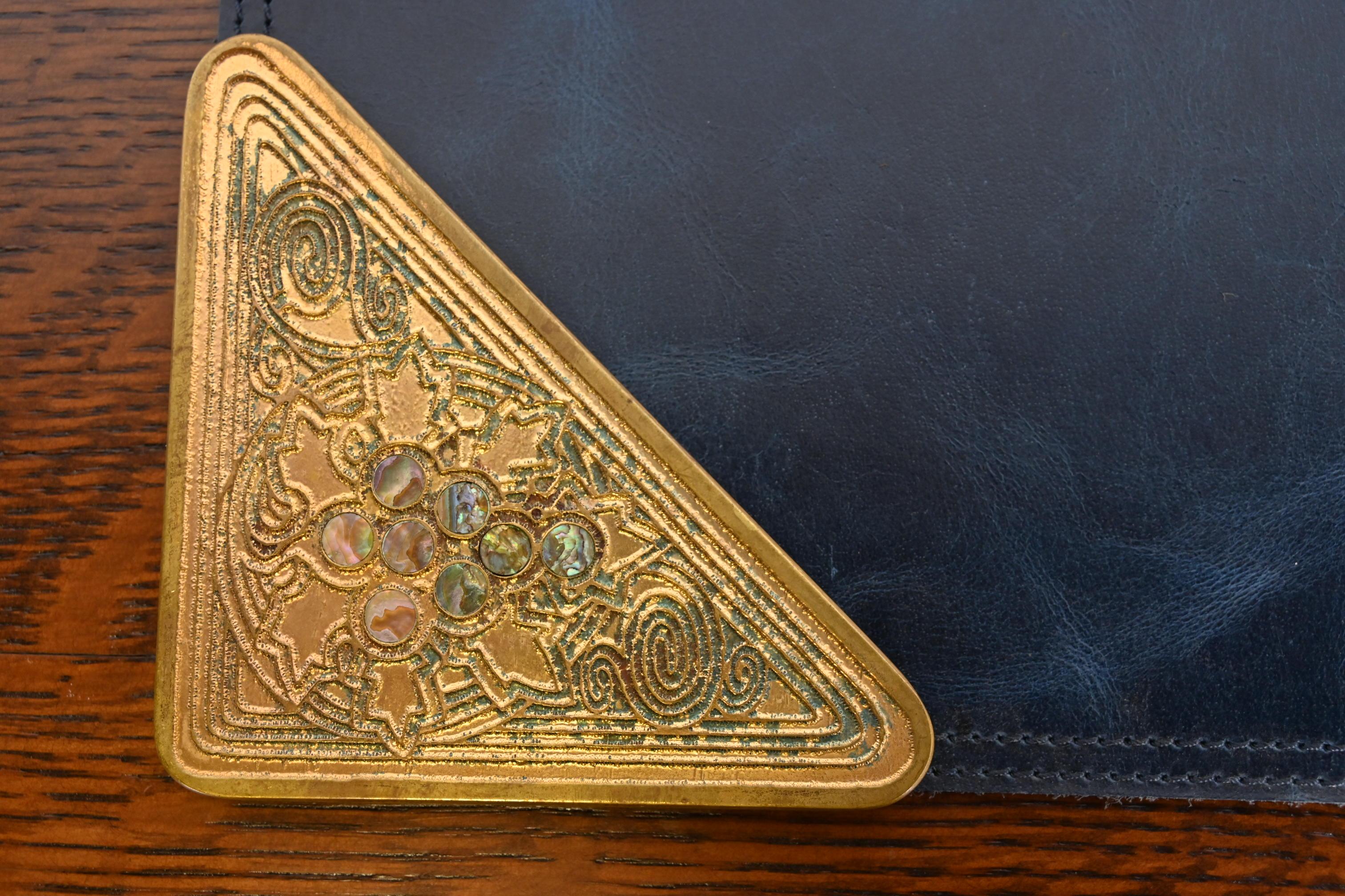 Tiffany Studios New York Bronze Doré & Abalone Blotter Ecken mit Leder-Pad im Angebot 2