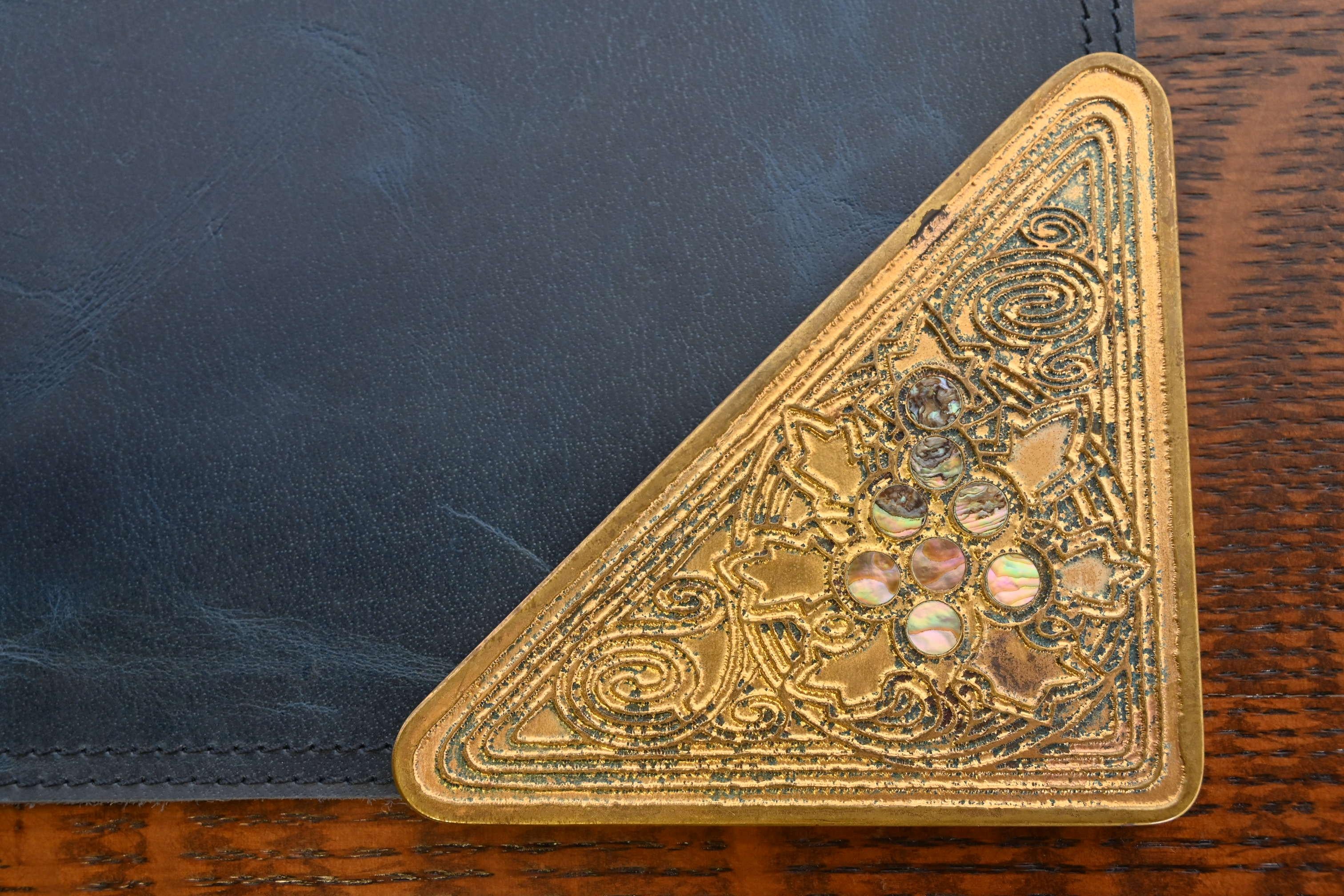 Tiffany Studios New York Bronze Doré & Abalone Blotter Ecken mit Leder-Pad im Angebot 3