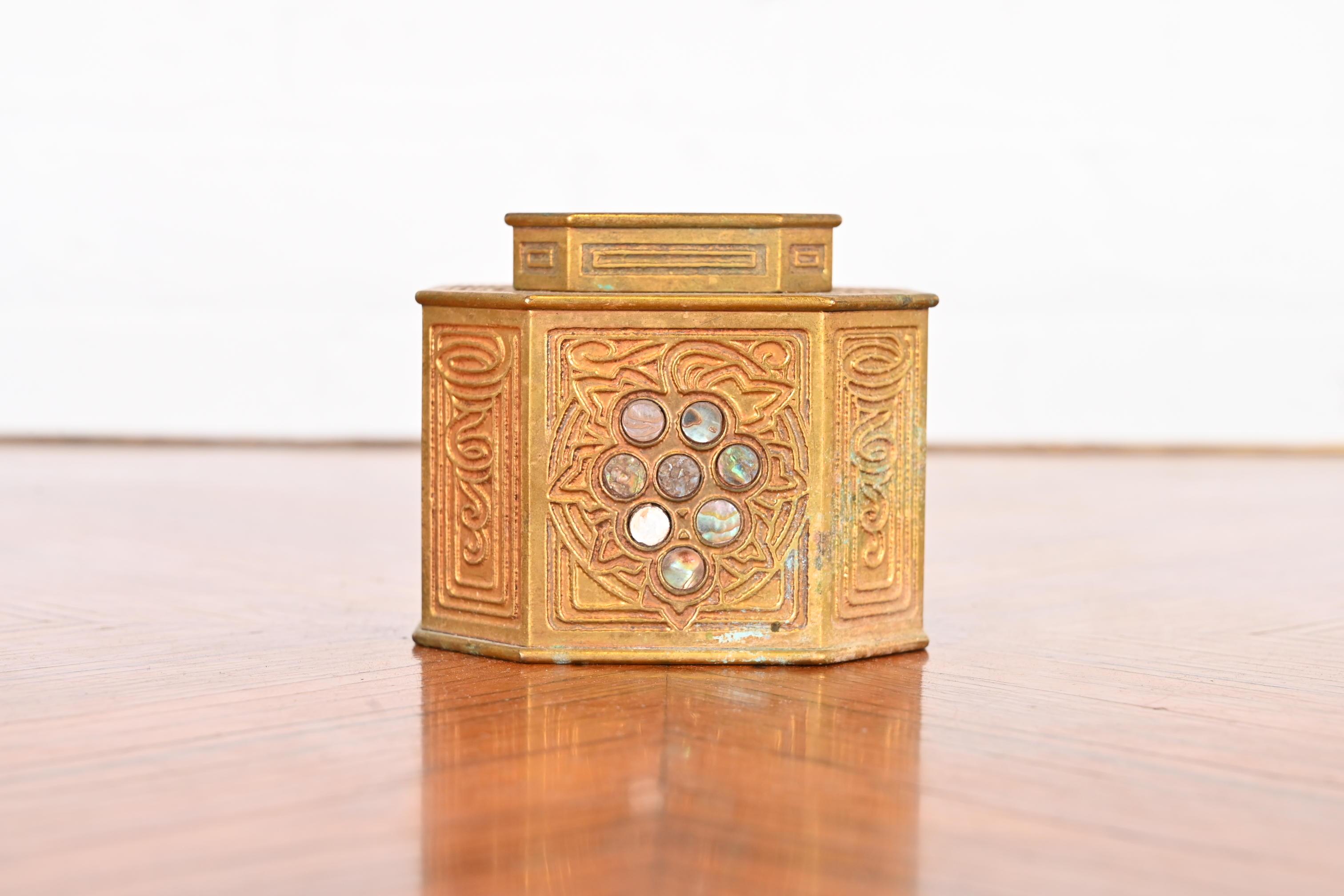 A gorgeous Art Deco period bronze doré and inlaid abalone inkwell

By Tiffany Studios

New York, USA, early 20th century

Measures: 3.75