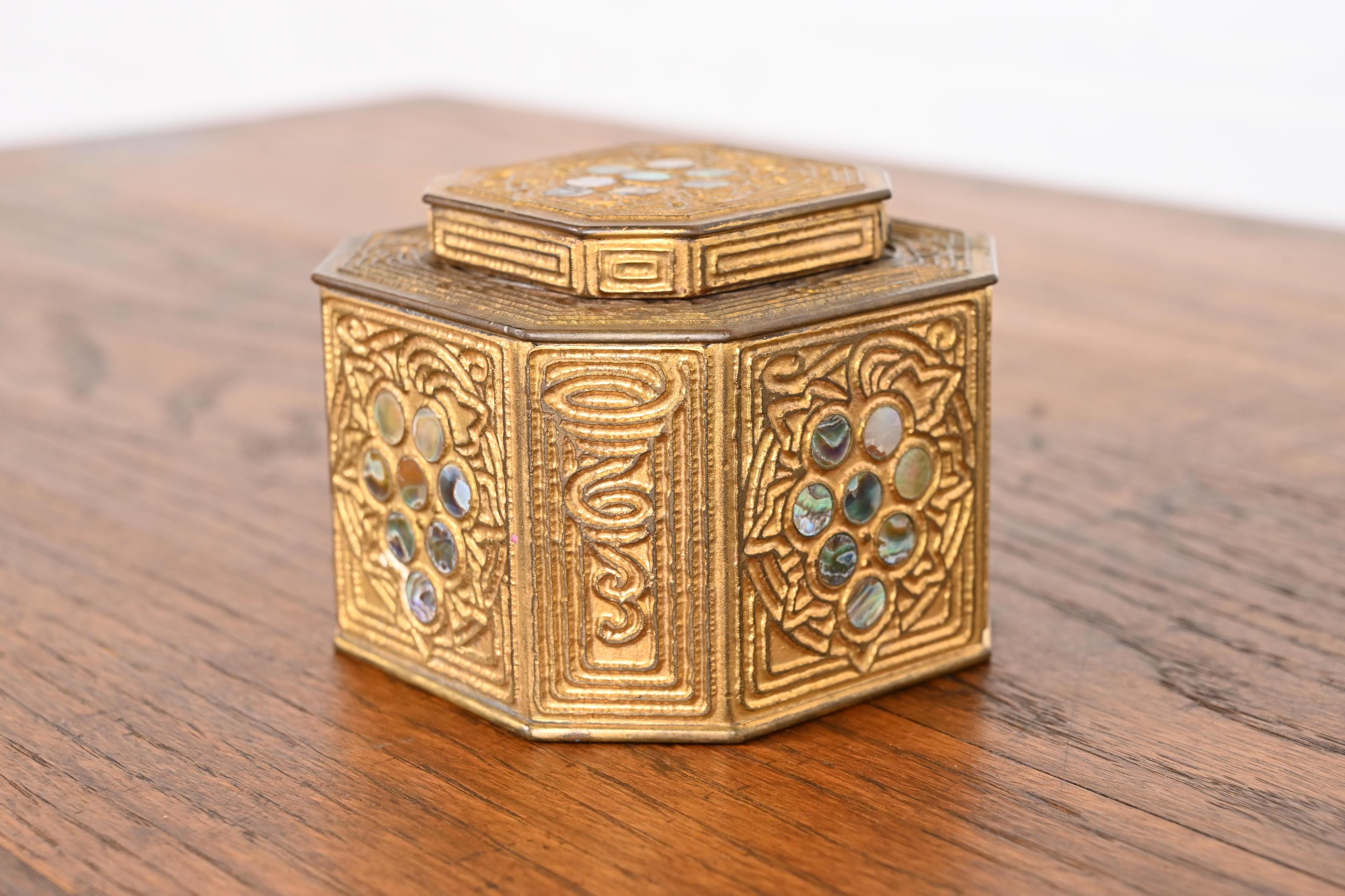 A gorgeous Art Nouveau period gilt bronze and inlaid abalone inkwell

By Tiffany Studios

New York, USA, early 20th century

Measures: 3.63