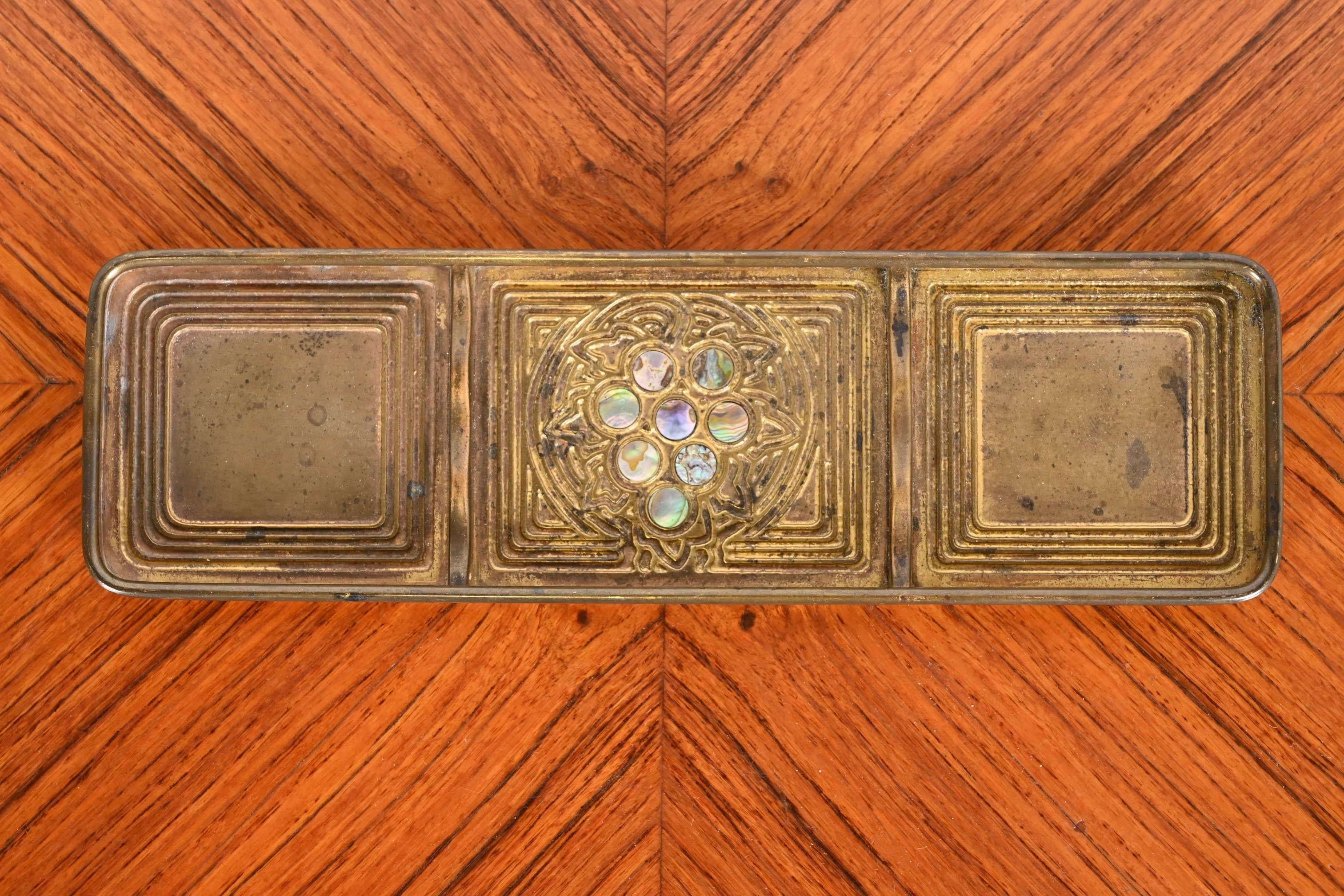 A gorgeous Art Deco period bronze doré and inlaid abalone pen tray

By Tiffany Studios

New York, USA, early 20th century

Measures: 8.75